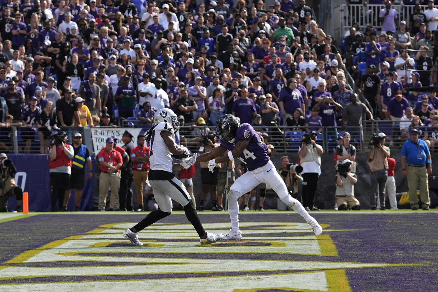 Antonio Pierce won't address speculation surrounding Raiders and Davante Adams' future | iNFOnews.ca
