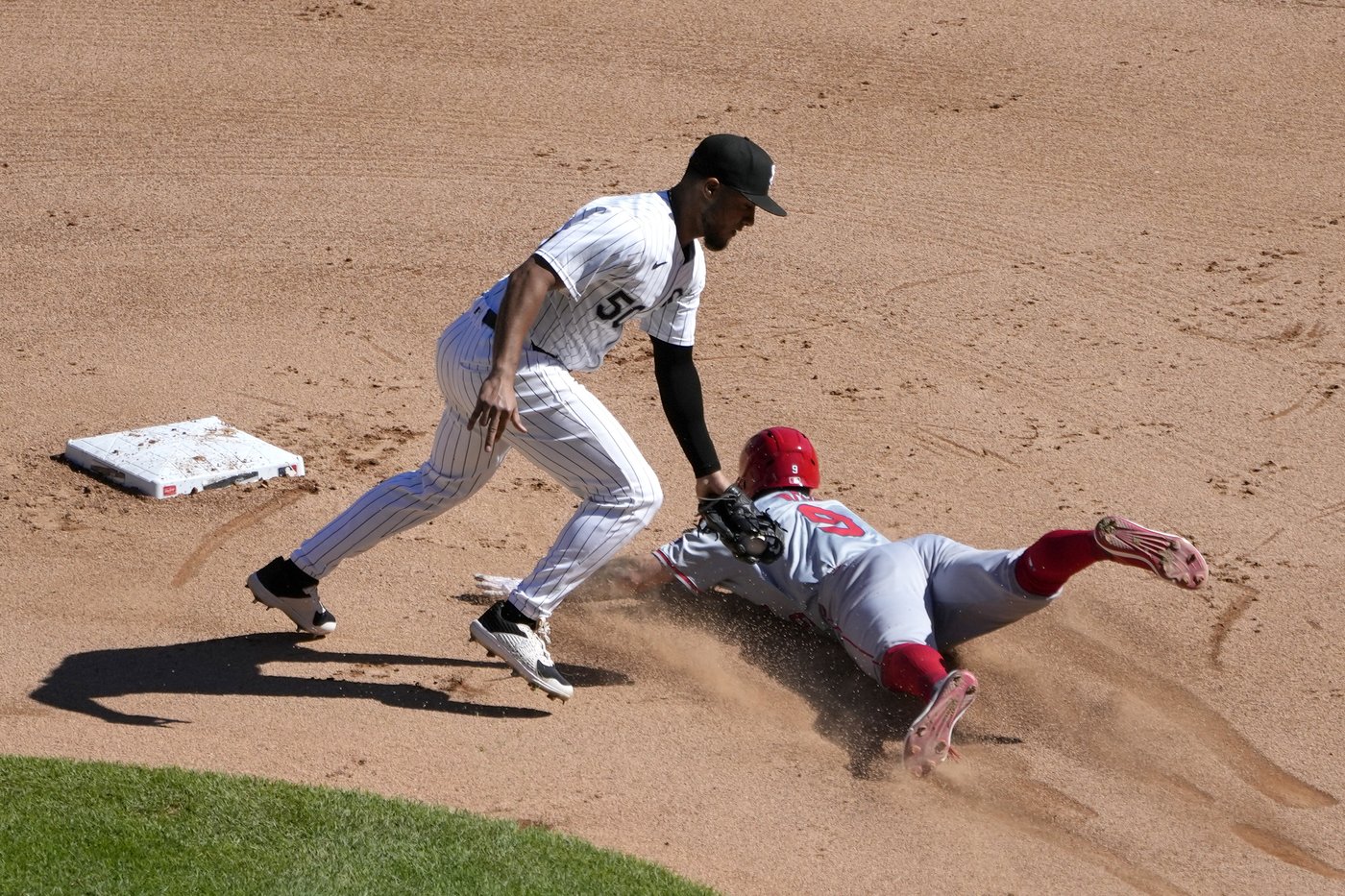 Angels shortstop Zach Neto departs with right shoulder injury | iNFOnews.ca
