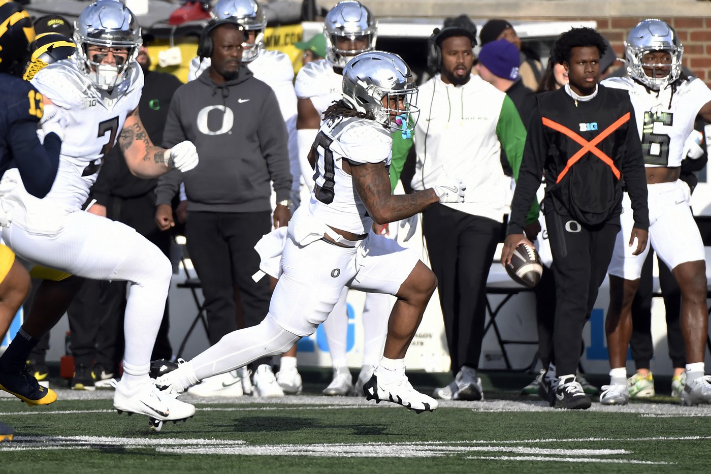 Dillon Gabriel throws a TD pass and runs for a score to lead No. 1 Oregon to 38-17 win over Michigan | iNFOnews.ca