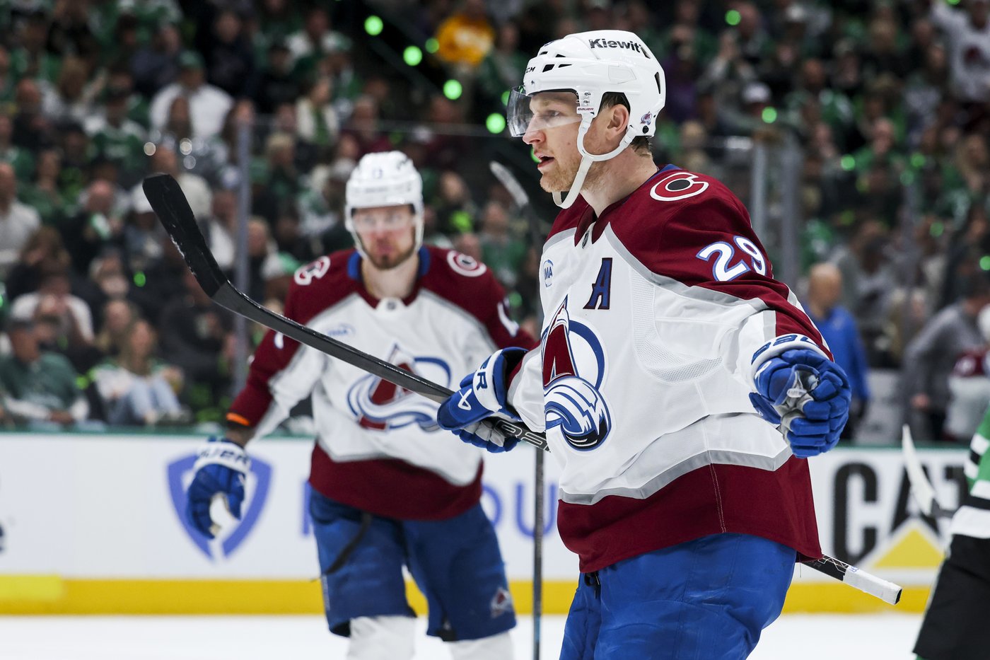 Nathan MacKinnon scores 2, assists on another as Avalanche open NHL playoffs with 5-1 win over Stars | iNFOnews.ca