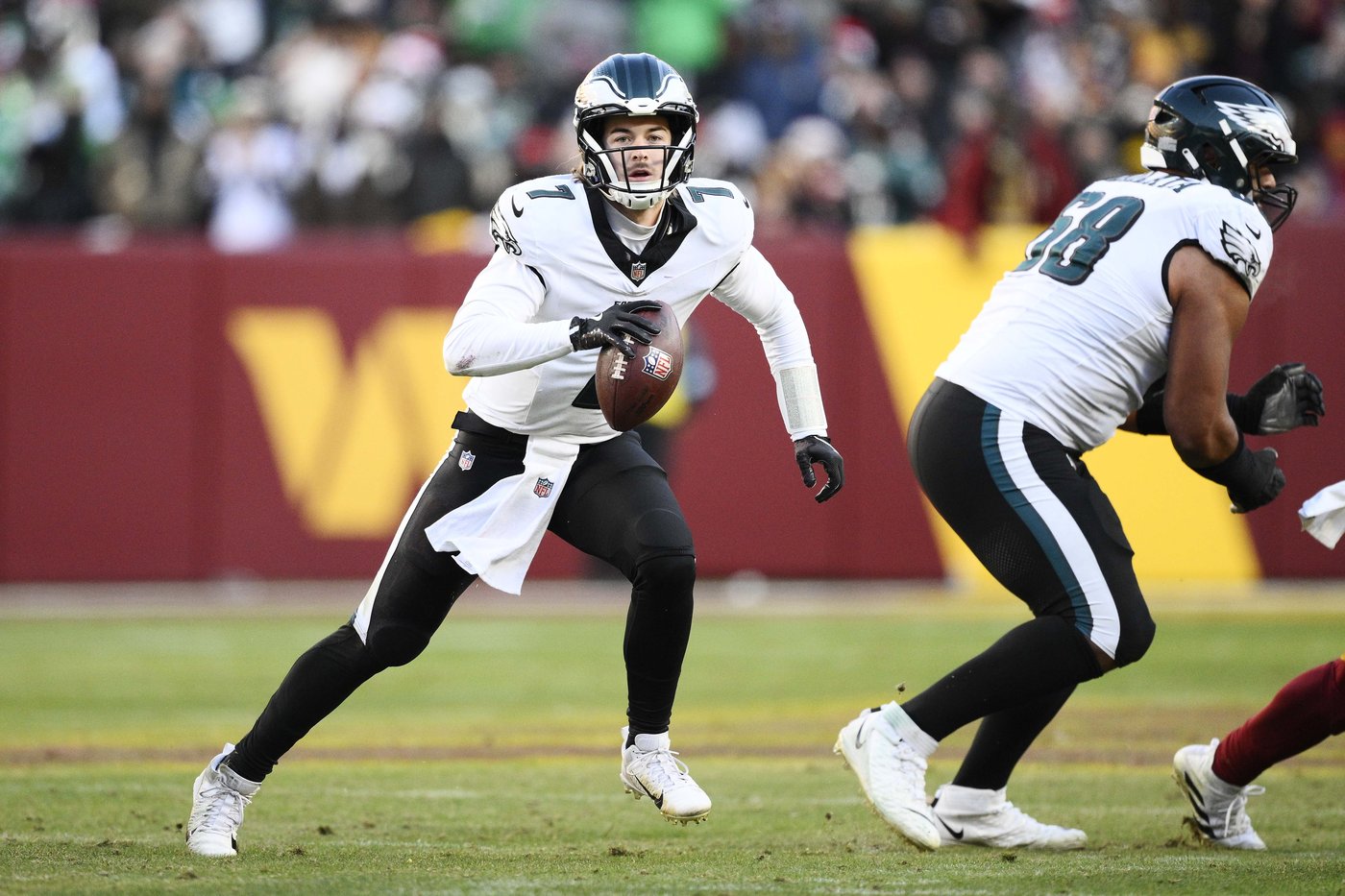 Jalen Hurts leaves with a concussion as the Eagles' winning streak ends at 10 | iNFOnews.ca Jalen Hurts leaves with a concussion as the Eagles' winning streak ends at 10 | iNFOnews.ca