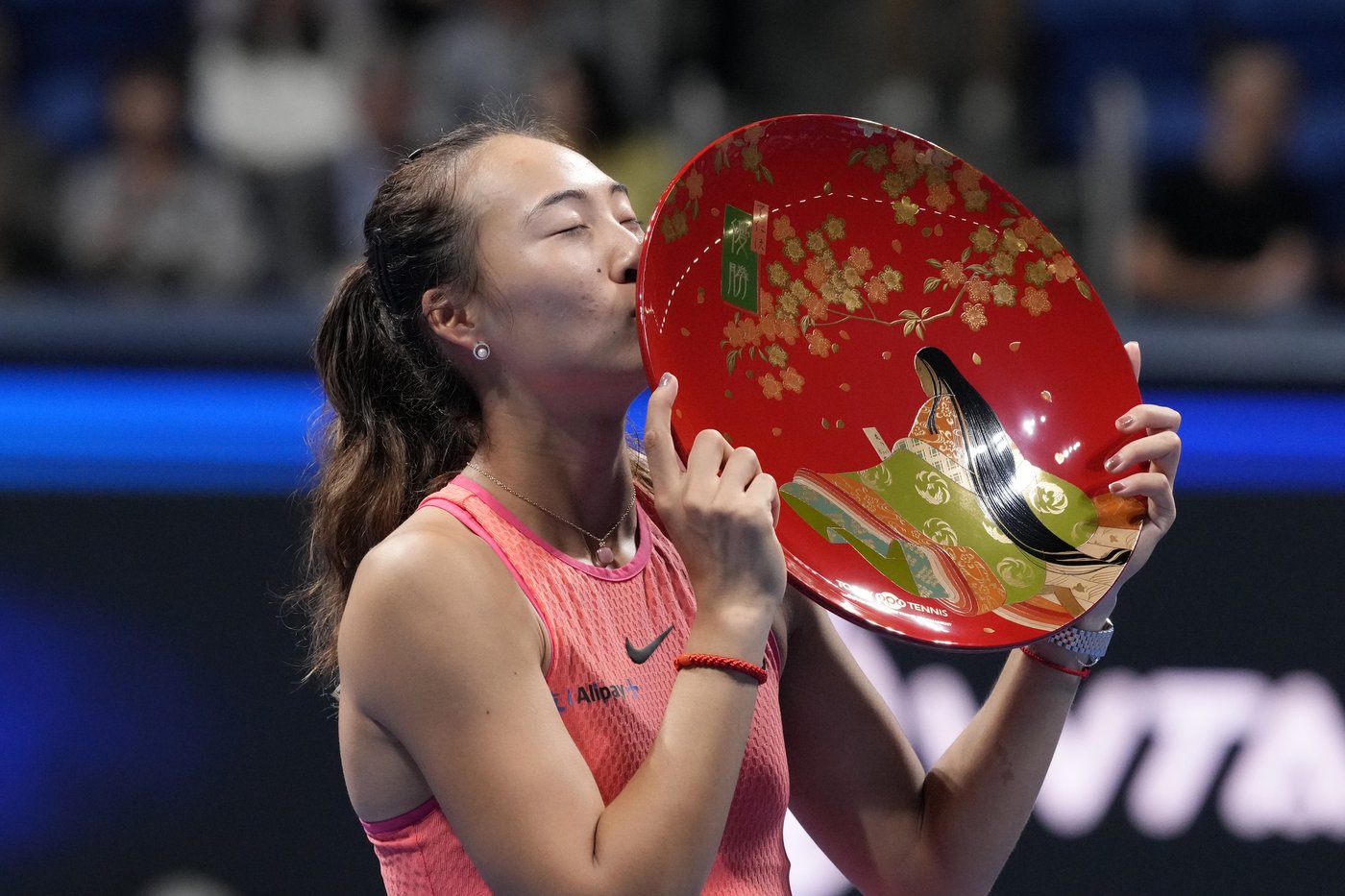 Zheng Qinwen defeats wild card Sofia Kenin to win in Tokyo and clinch WTA Finals berth | iNFOnews.ca