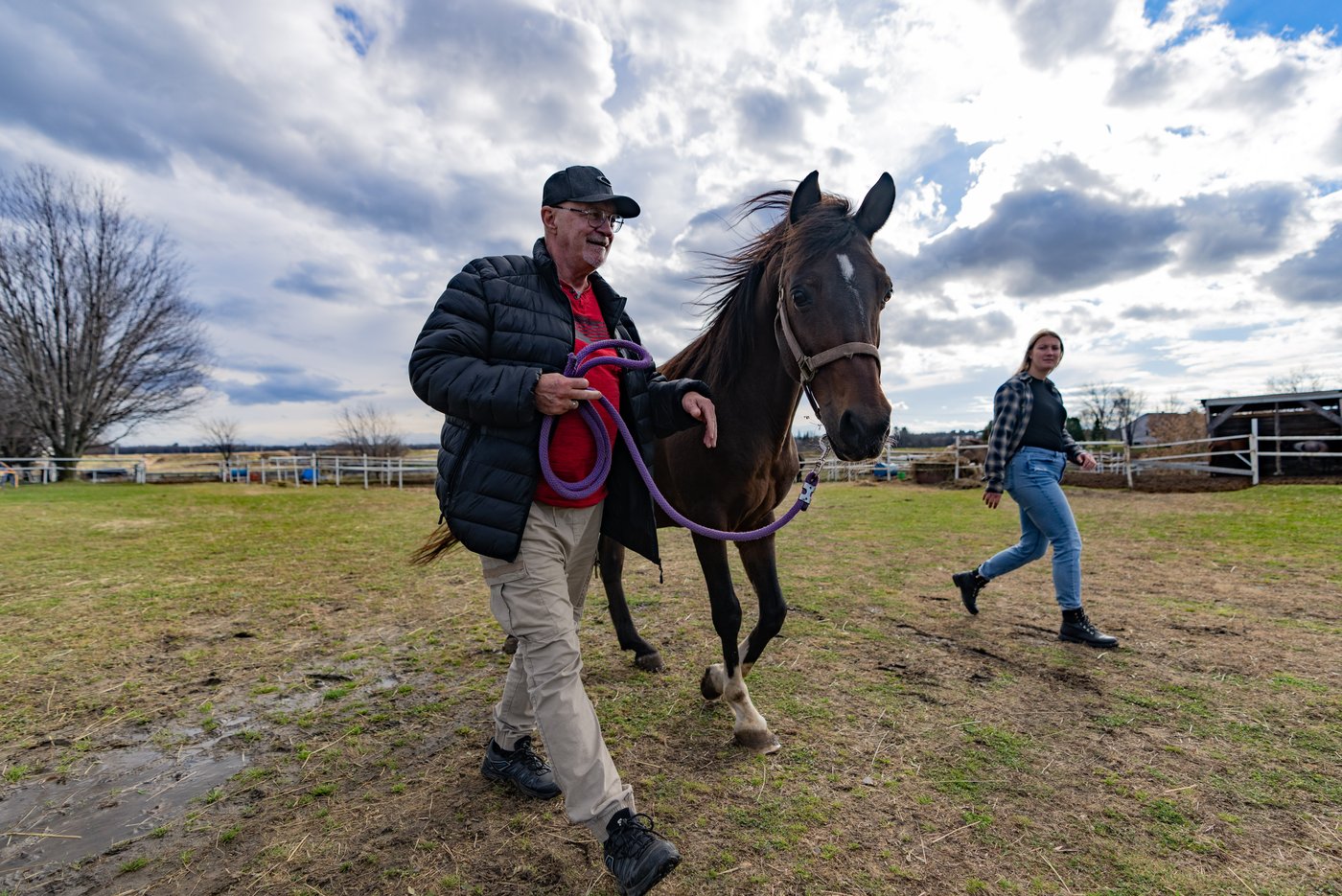 Canadian Army veterans traumatized from service connect with horses in therapy | iNFOnews.ca Canadian Army veterans traumatized from service connect with horses in therapy | iNFOnews.ca