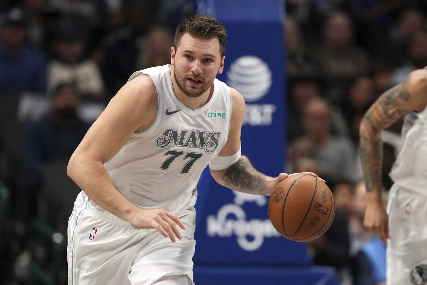 Mavericks' Luka Doncic sidelined with bruised right knee and will miss game versus Thunder | iNFOnews.ca