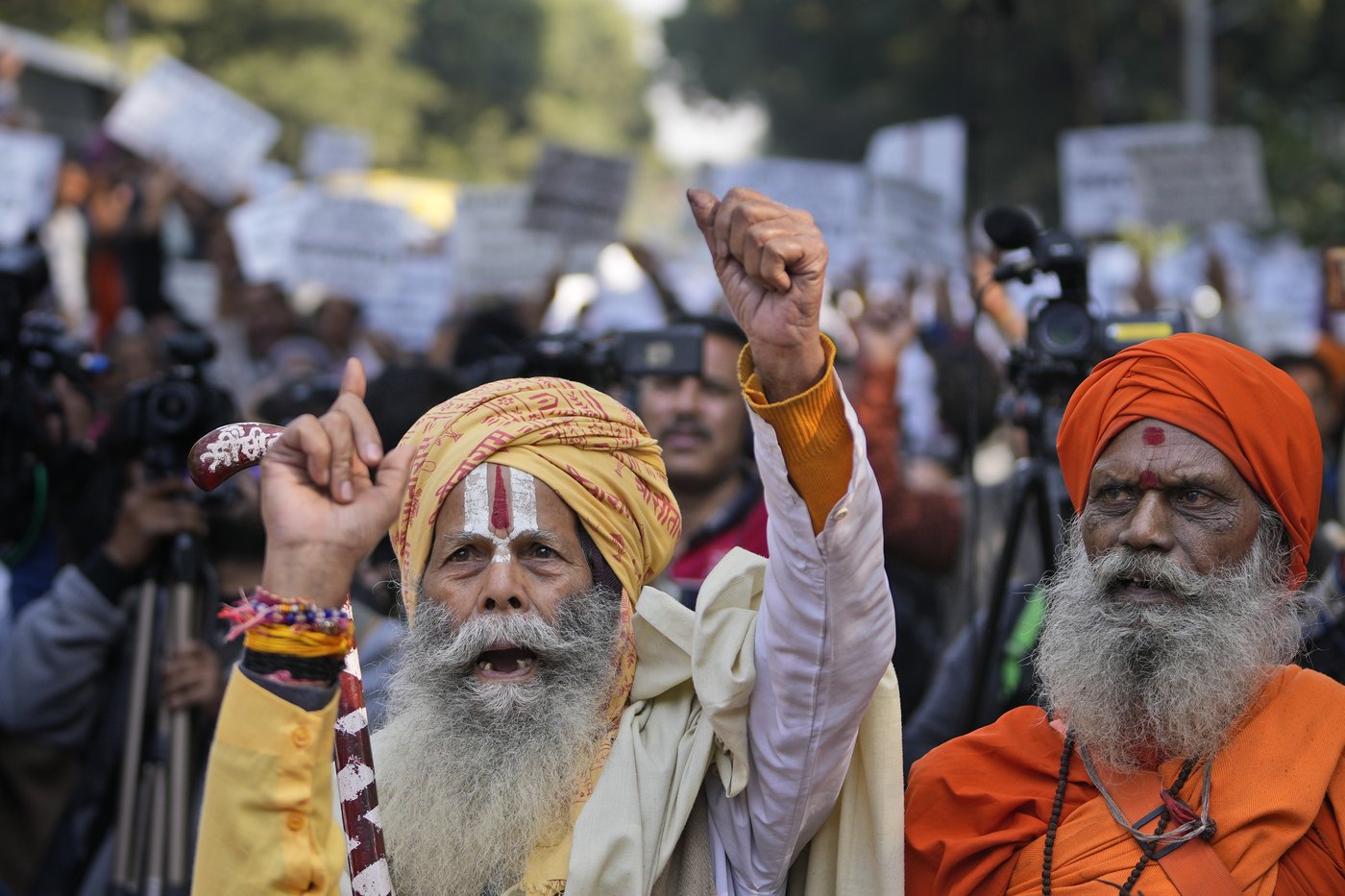 Hundreds protest in New Delhi against reported attacks on Hindus in Bangladesh | iNFOnews.ca