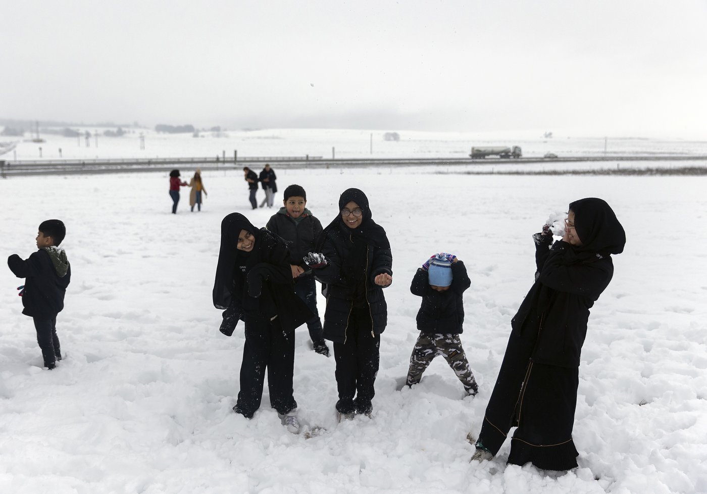 Late snowstorms batter South Africa's coast and leave 2 people dead | iNFOnews.ca