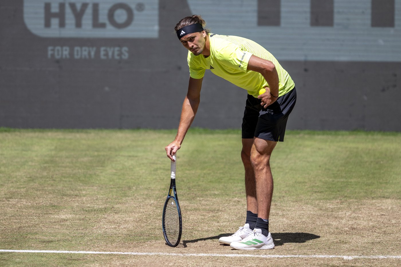 Zverev overcomes bout of sickness to set up Halle Open semifinal with Medvedev | iNFOnews.ca