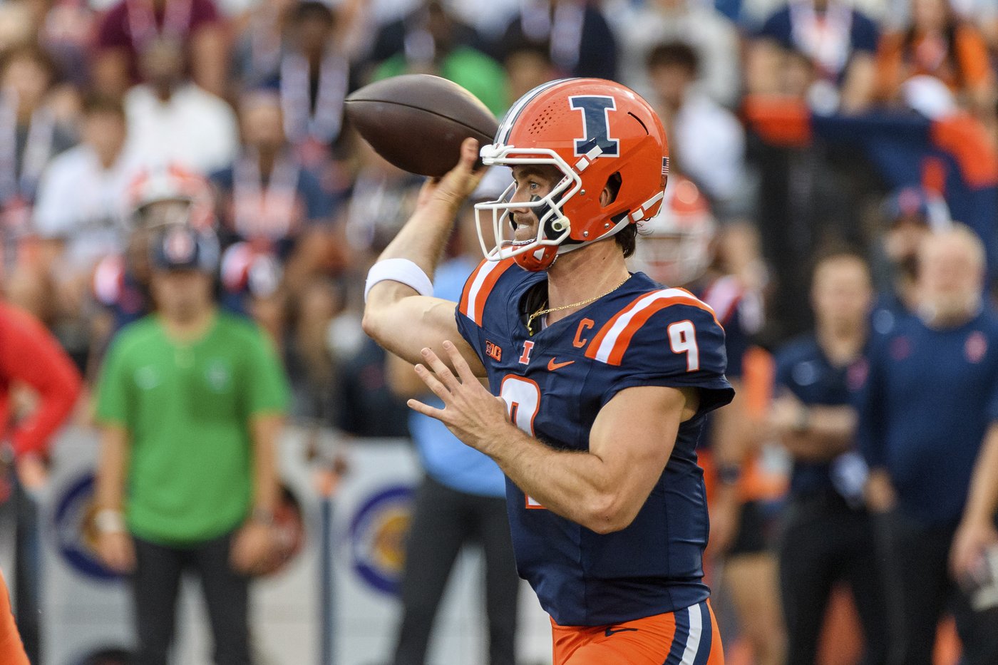 Luke Altmyer scores 3 TDs, No. 9 Illinois shuts out Western Michigan | iNFOnews.ca