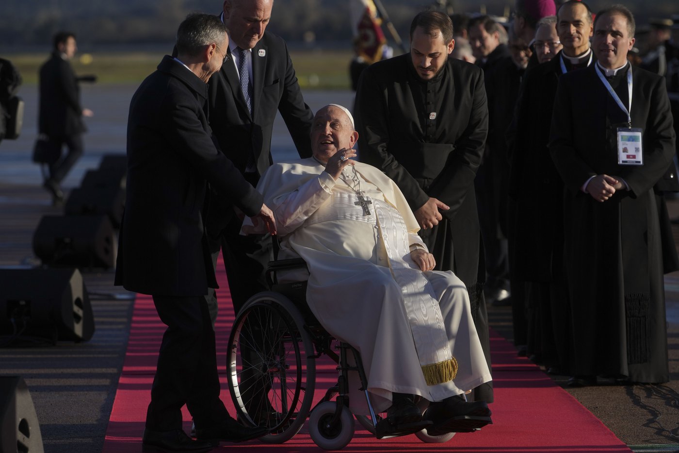 Pope Francis makes 1st papal visit to France's Corsica awash in expressions of popular piety | iNFOnews.ca
