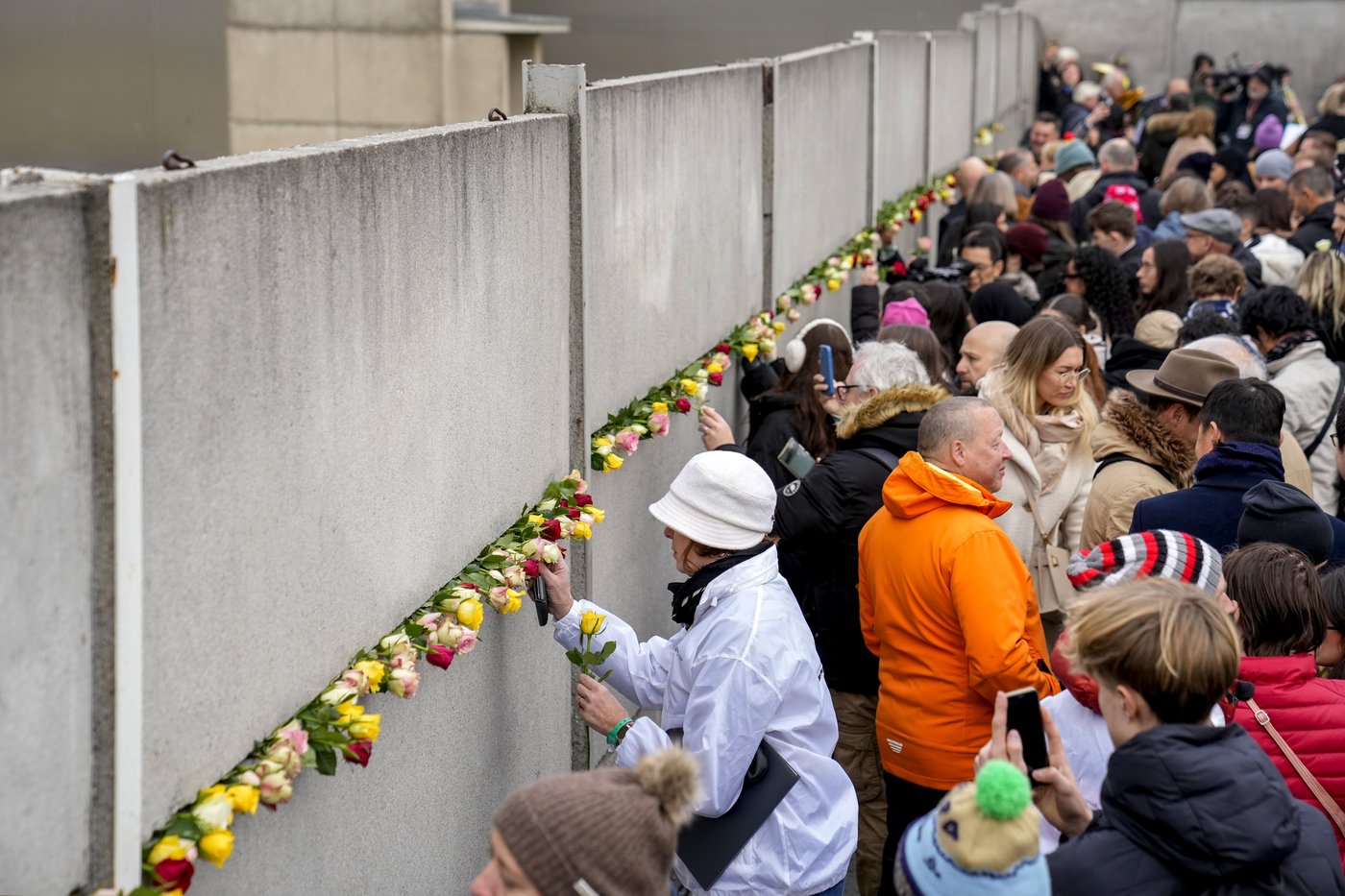 Tens of thousands celebrate fall of the Berlin Wall 35 years ago with concerts and art installations | iNFOnews.ca