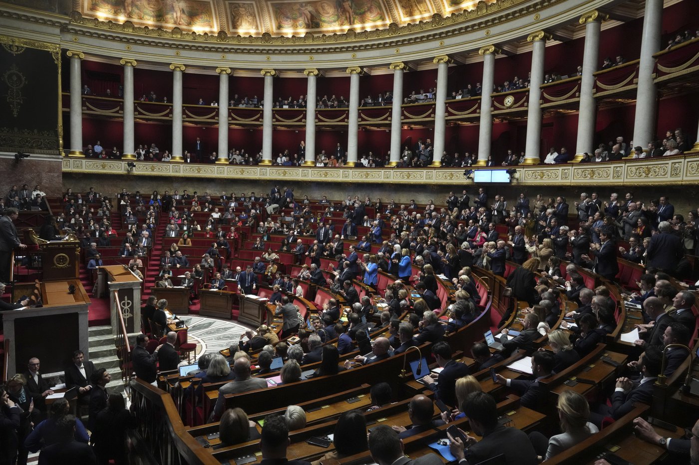 French lawmakers vote to oust prime minister in the first successful no-confidence vote since 1962 | iNFOnews.ca