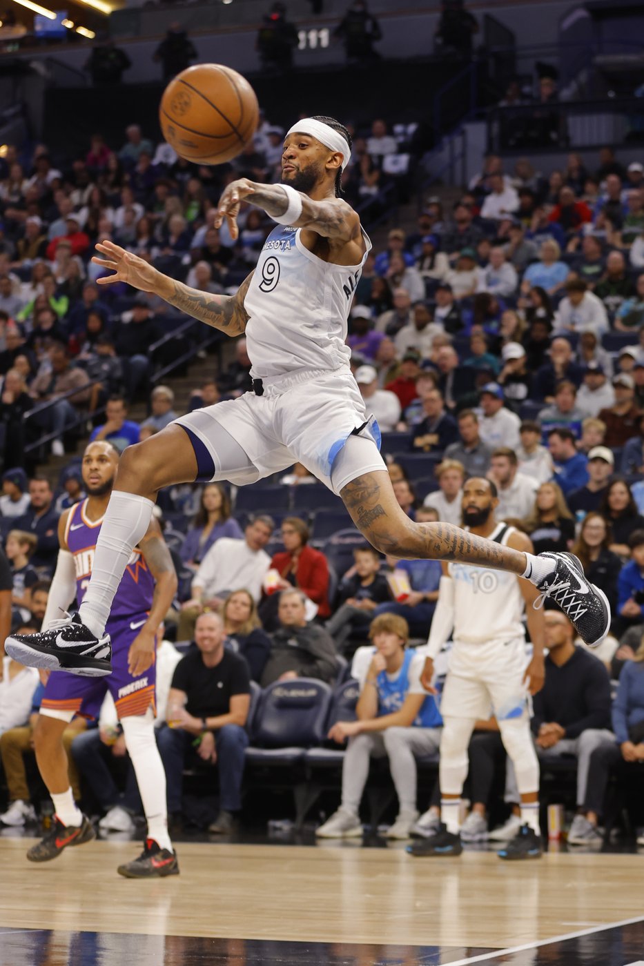 Randle hits 3 at the buzzer to lift Timberwolves over Booker, Suns with 120-117 win | iNFOnews.ca