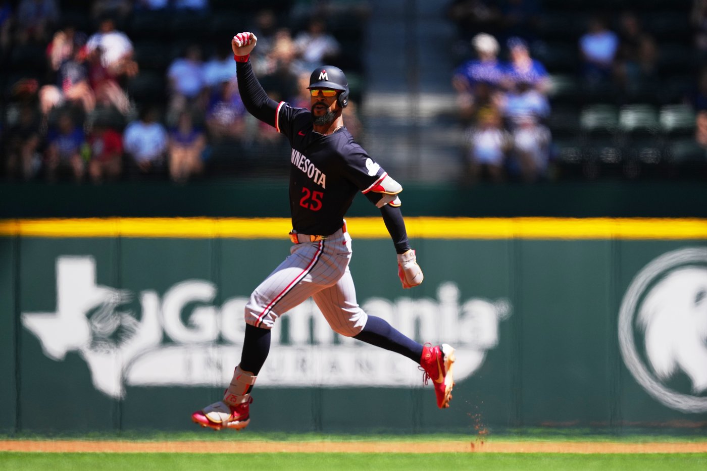 Byron Buxton homers twice including a 2nd-straight leadoff shot to lead Twins over Rangers 4-0 | iNFOnews.ca Byron Buxton homers twice including a 2nd-straight leadoff shot to lead Twins over Rangers 4-0 | iNFOnews.ca