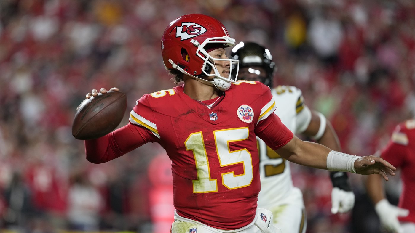 Patrick Mahomes throws for 331 yards, Derek Carr hurt as Chiefs shut down Saints for 26-13 victory | iNFOnews.ca Patrick Mahomes throws for 331 yards, Derek Carr hurt as Chiefs shut down Saints for 26-13 victory | iNFOnews.ca