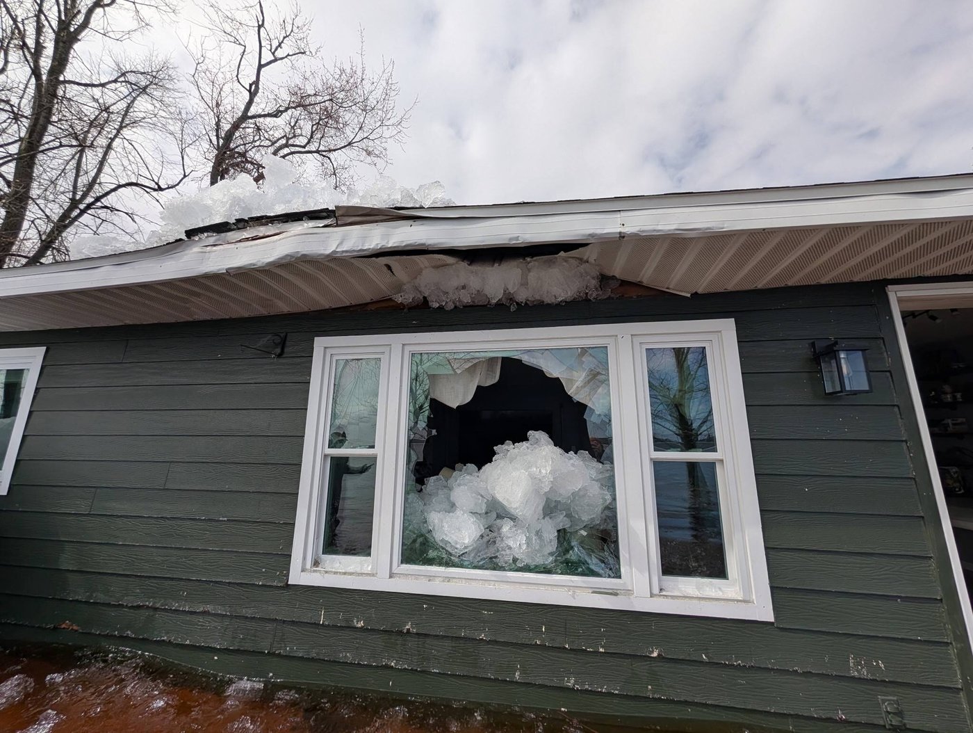 Heavy rain and snowmelt are hurtling large chunks of ice into northeastern Michigan homes | iNhome