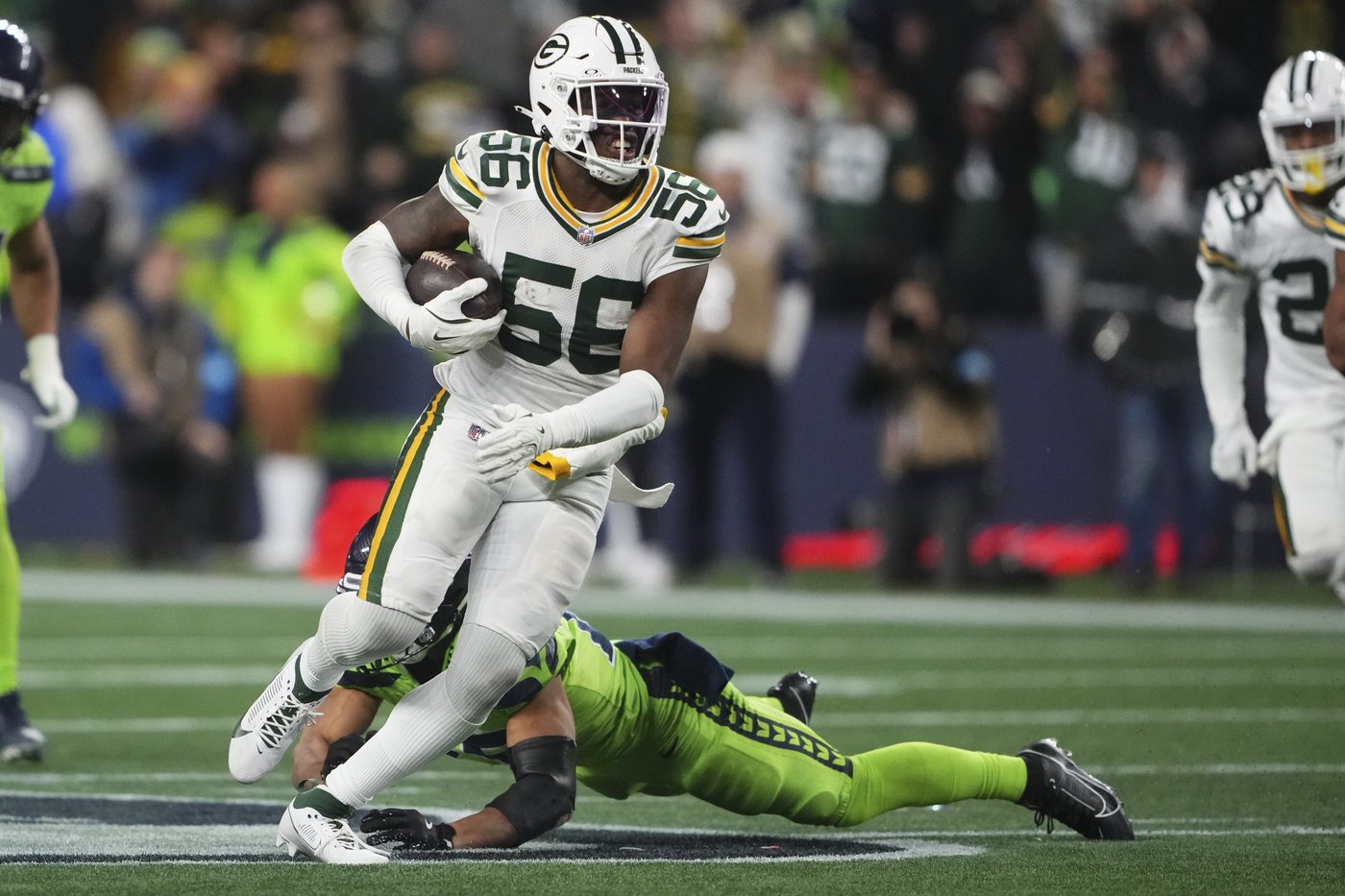 Jordan Love throws for 2 TDs and Packers beat Seahawks 30-13 as Seattle QB Geno Smith injures knee | iNFOnews.ca