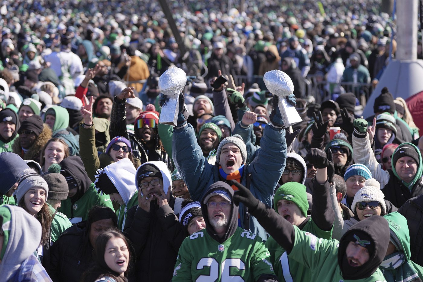 Philadelphia turns green on Valentine’s Day to celebrate Super Bowl champions | iNFOnews.ca