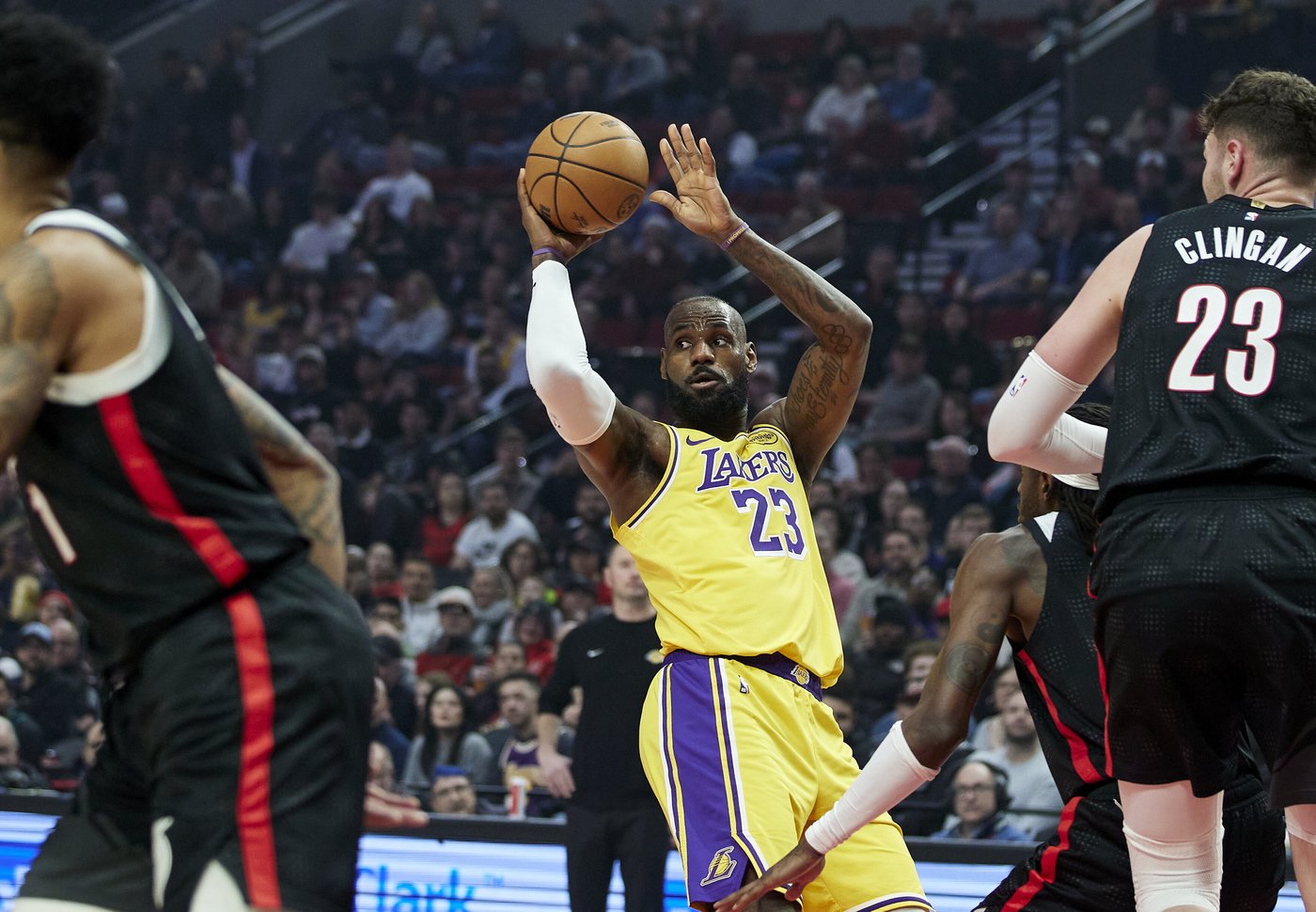 LeBron James scores 40 points to lead Lakers past Trail Blazers 110-102 | iNFOnews.ca