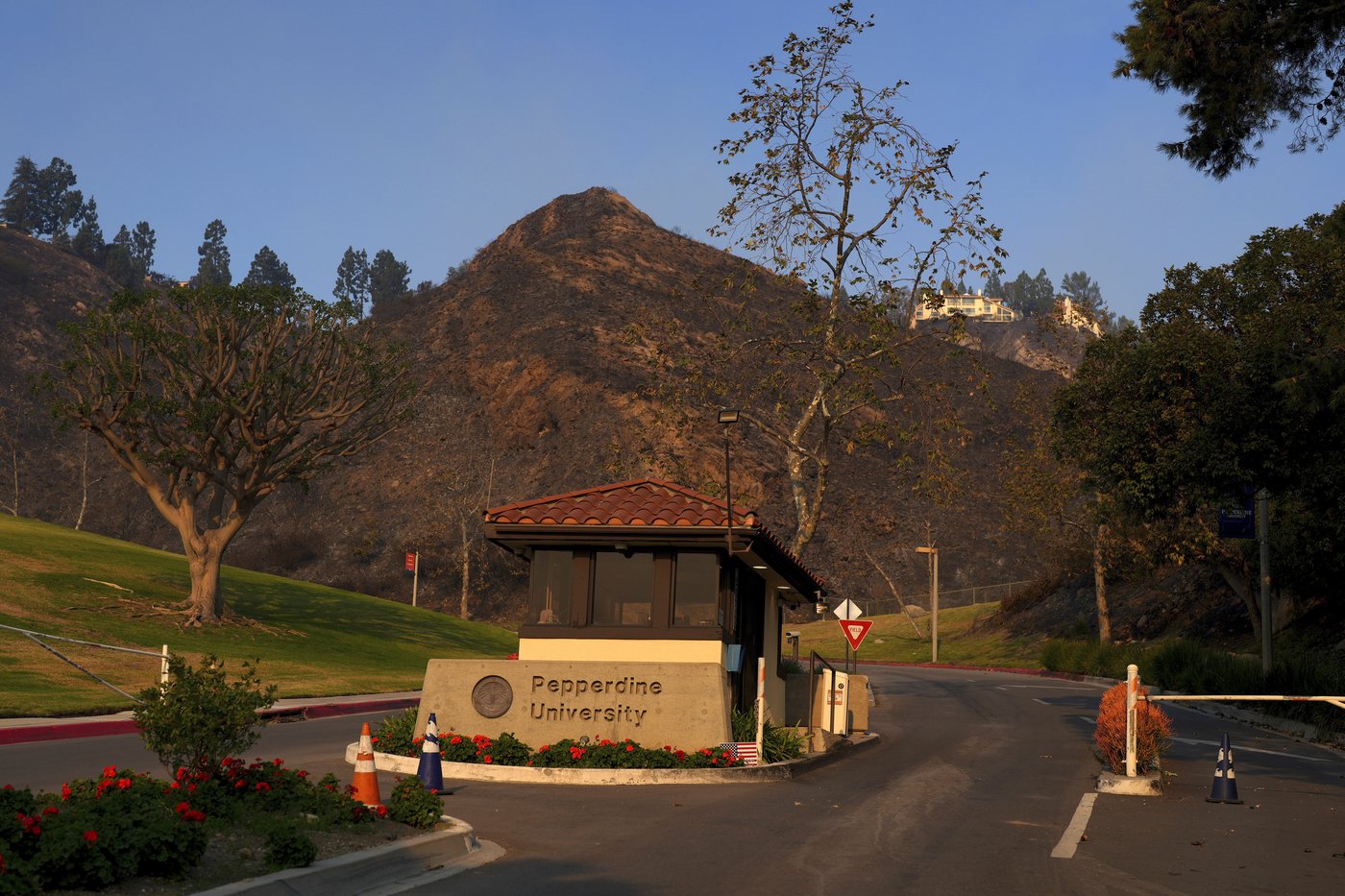 Celebrities and coastal residents flee from wind-driven wildfire in Malibu | iNFOnews.ca