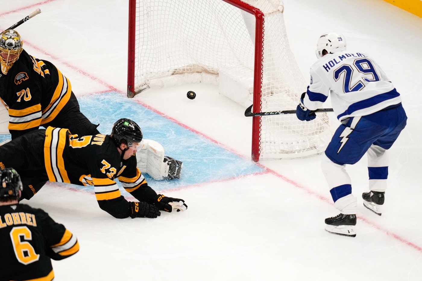 Pontus Holmberg scores one and Anthony Cirelli puts in two more as Lightning beat Bruins 4-3 | iNFOnews.ca
