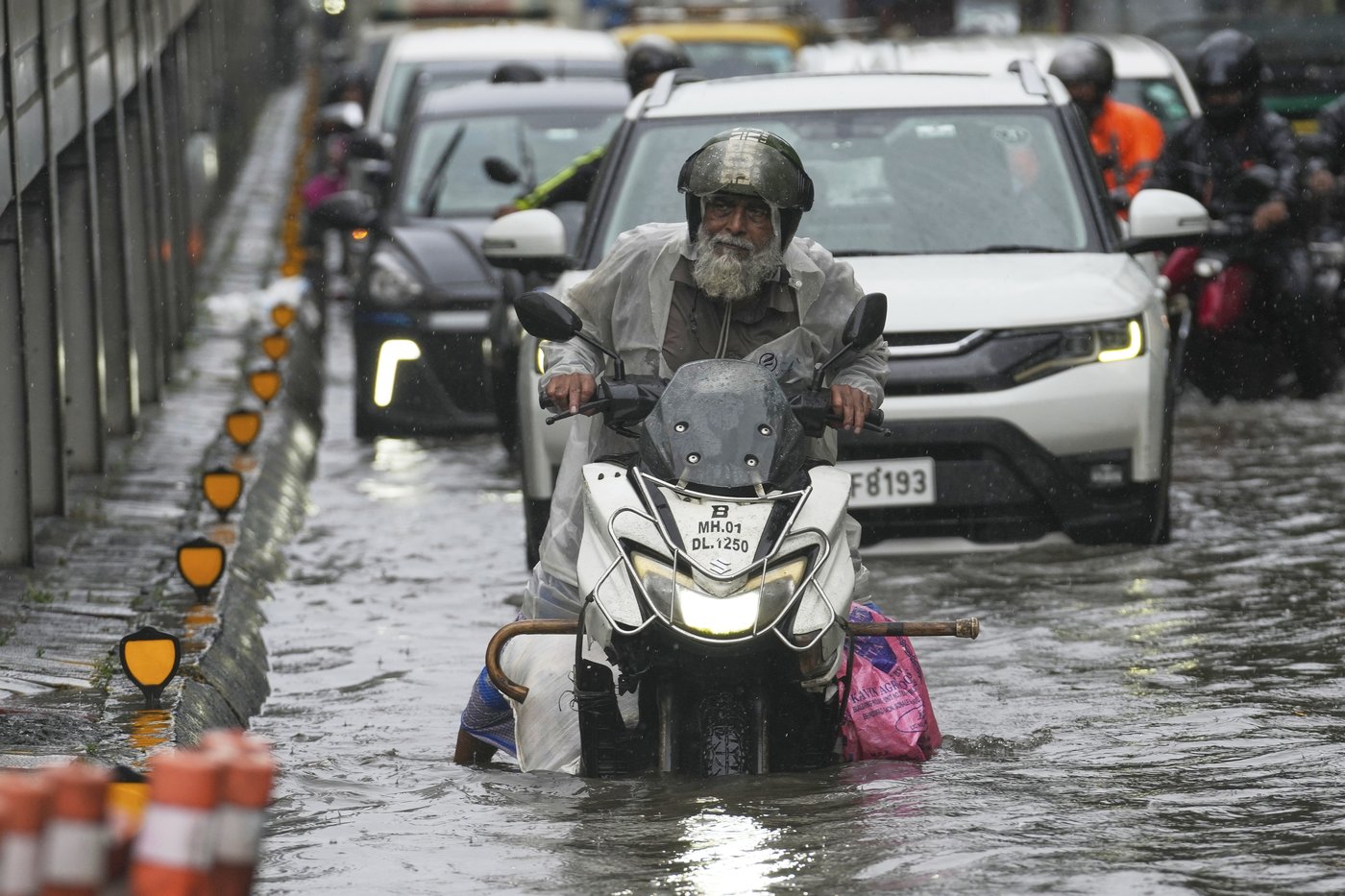 Record rains bring Mumbai to a standstill, in photos | iNFOnews.ca