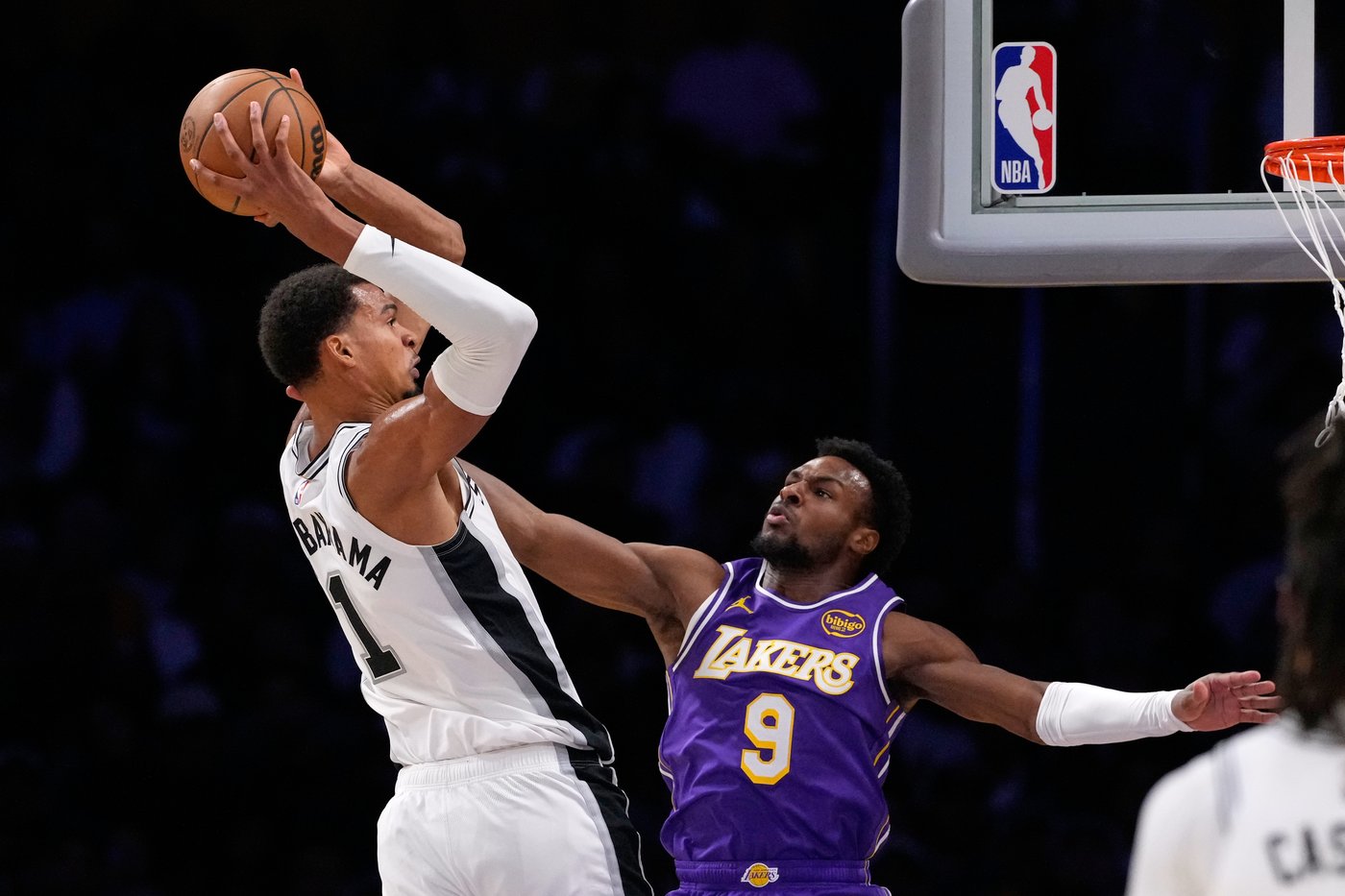 Doncic scores 35, and the Lakers survive a frantic final second for a 118-116 win over the Spurs | iNFOnews.ca