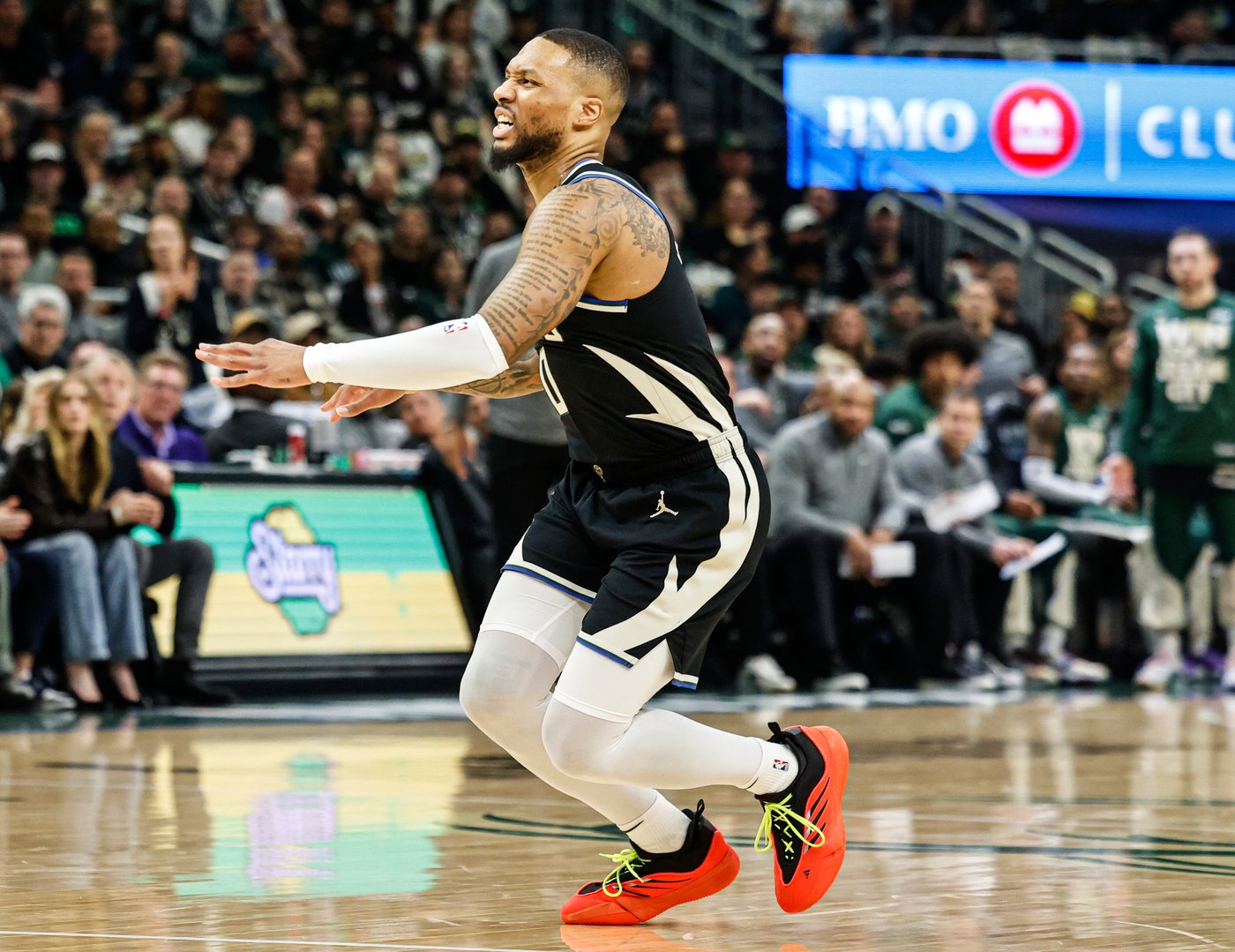 Bucks' Lillard leaves Game 4 of Pacers series with injury to his lower left leg | iNFOnews.ca Bucks' Lillard leaves Game 4 of Pacers series with injury to his lower left leg | iNFOnews.ca