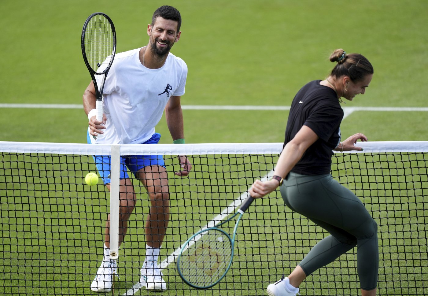 Djokovic crashes Sabalenka's news conference at Wimbledon to offer advice: 'Put some power into it' | iNFOnews.ca Djokovic crashes Sabalenka's news conference at Wimbledon to offer advice: 'Put some power into it' | iNFOnews.ca