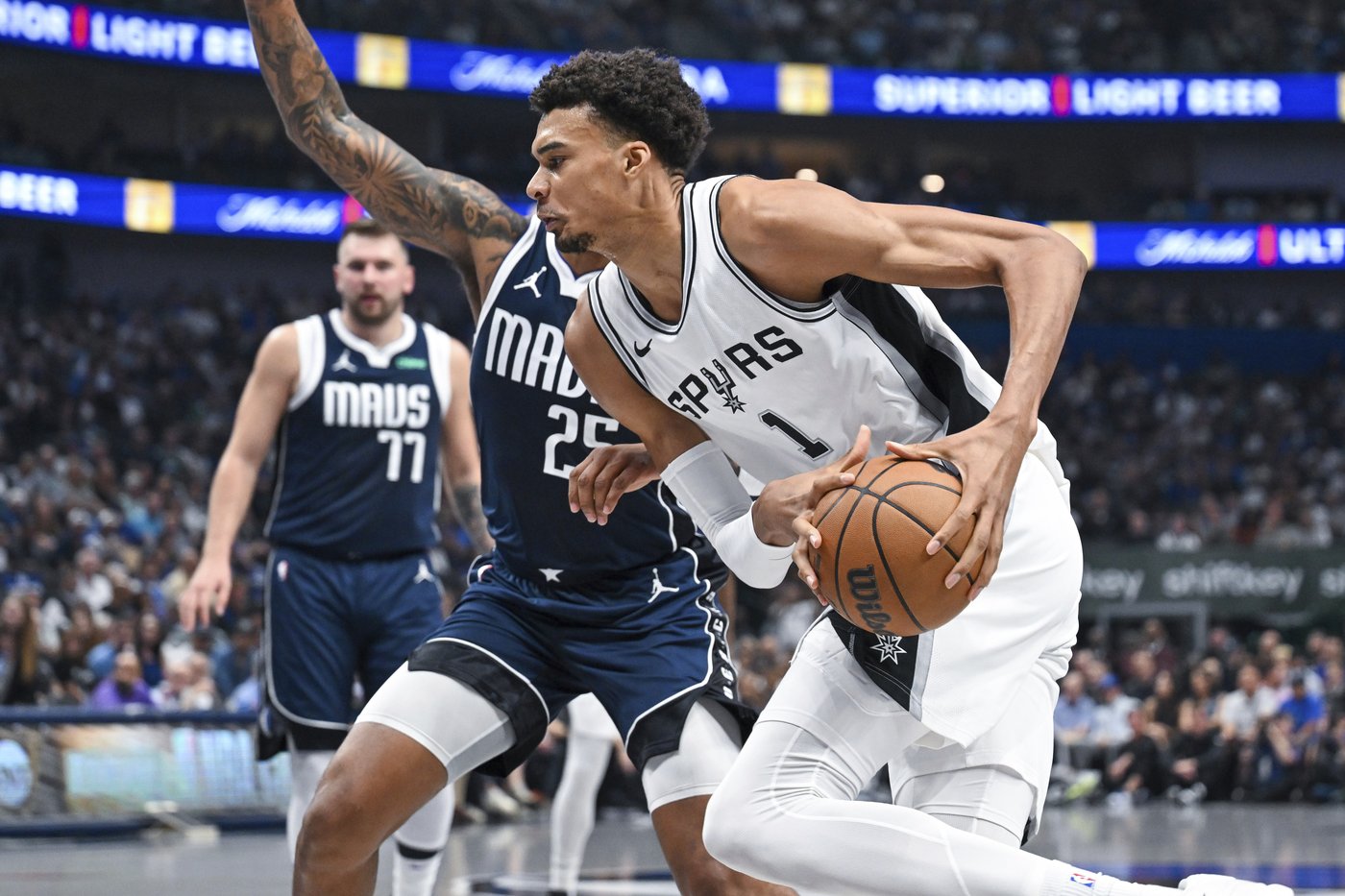Doncic scores 28, Thompson adds 22 in Dallas debut as Mavs top Spurs 120-109 | iNFOnews.ca
