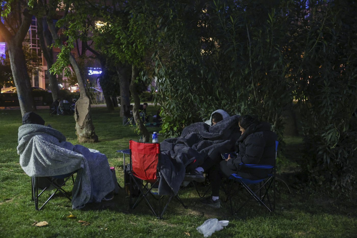 Istanbul residents spend the night outdoors after a strong earthquake and aftershocks | iNFOnews.ca