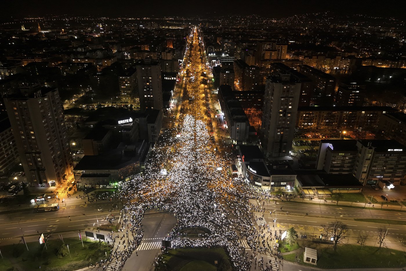 Serbian anti-graft protesters march to a northern city and plan to block bridges | iNFOnews.ca