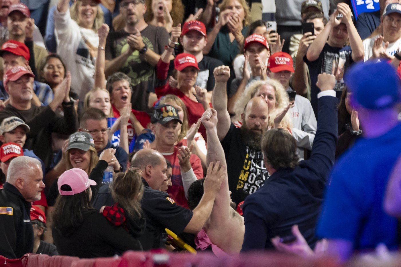 Trump's Pennsylvania town hall turns into impromptu concert after medical incidents | iNFOnews.ca Trump's Pennsylvania town hall turns into impromptu concert after medical incidents | iNFOnews.ca