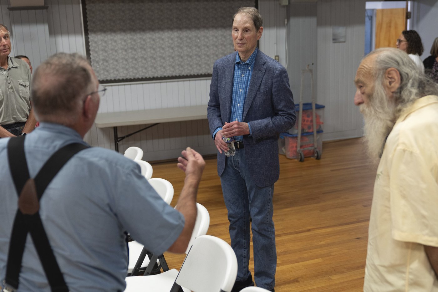 Some Democrats want new leadership. Oregon Sen. Ron Wyden says he has what it takes to resist Trump | iNFOnews.ca