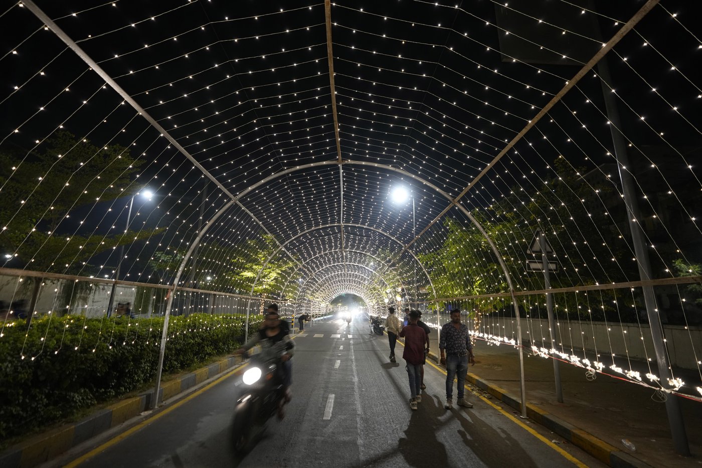 Indians celebrate Diwali by lighting a record number of clay lamps | iNFOnews.ca