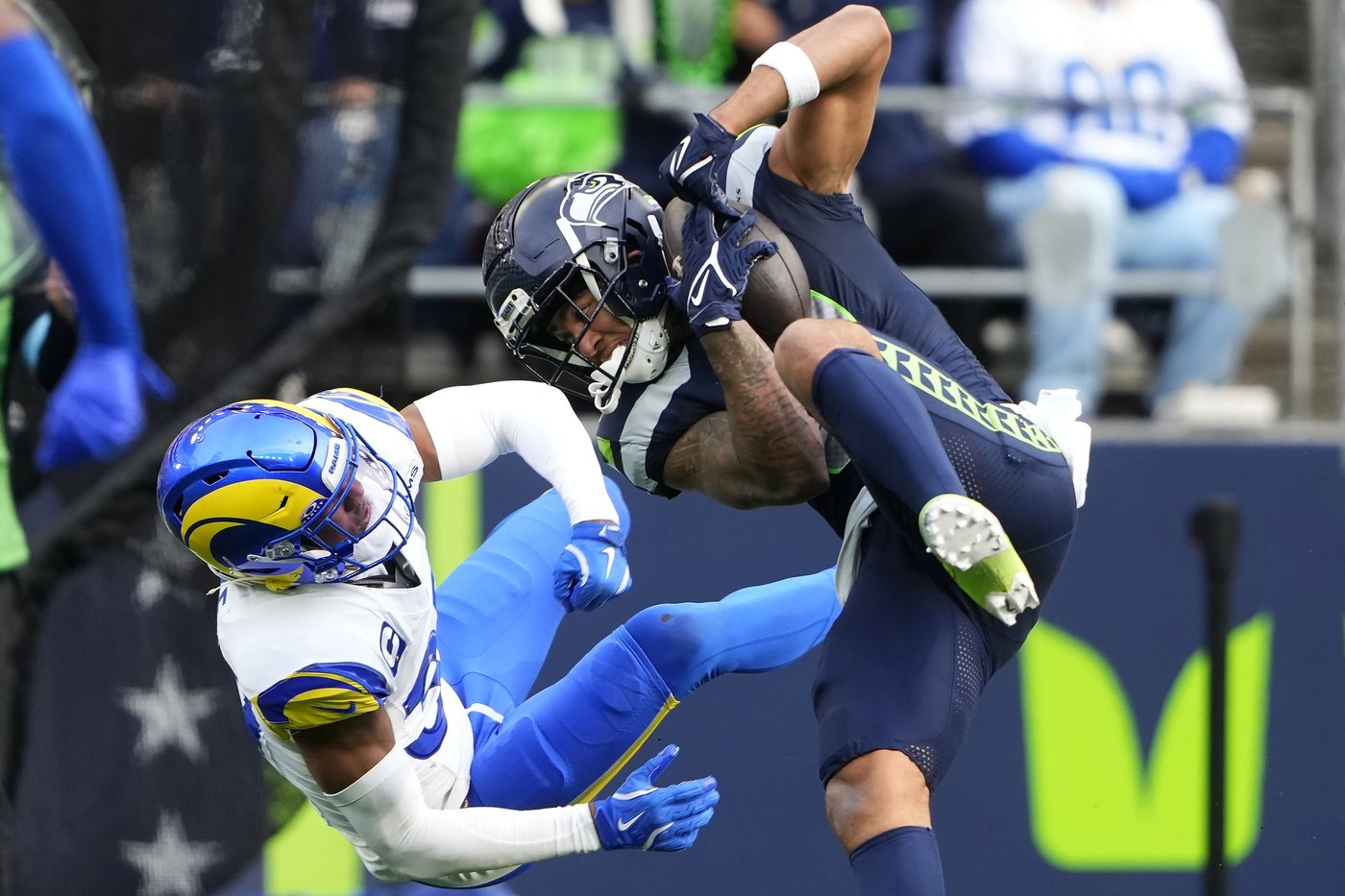 Demarcus Robinson's one-handed catch in OT gives Rams 26-20 win over Seahawks | iNFOnews.ca