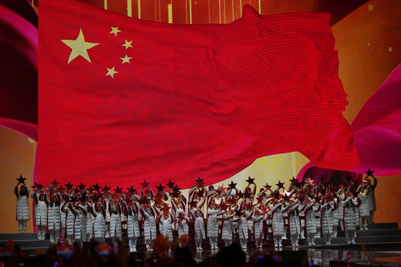 The world welcomes 2025 with light shows, embraces and ice plunges | iNFOnews.ca