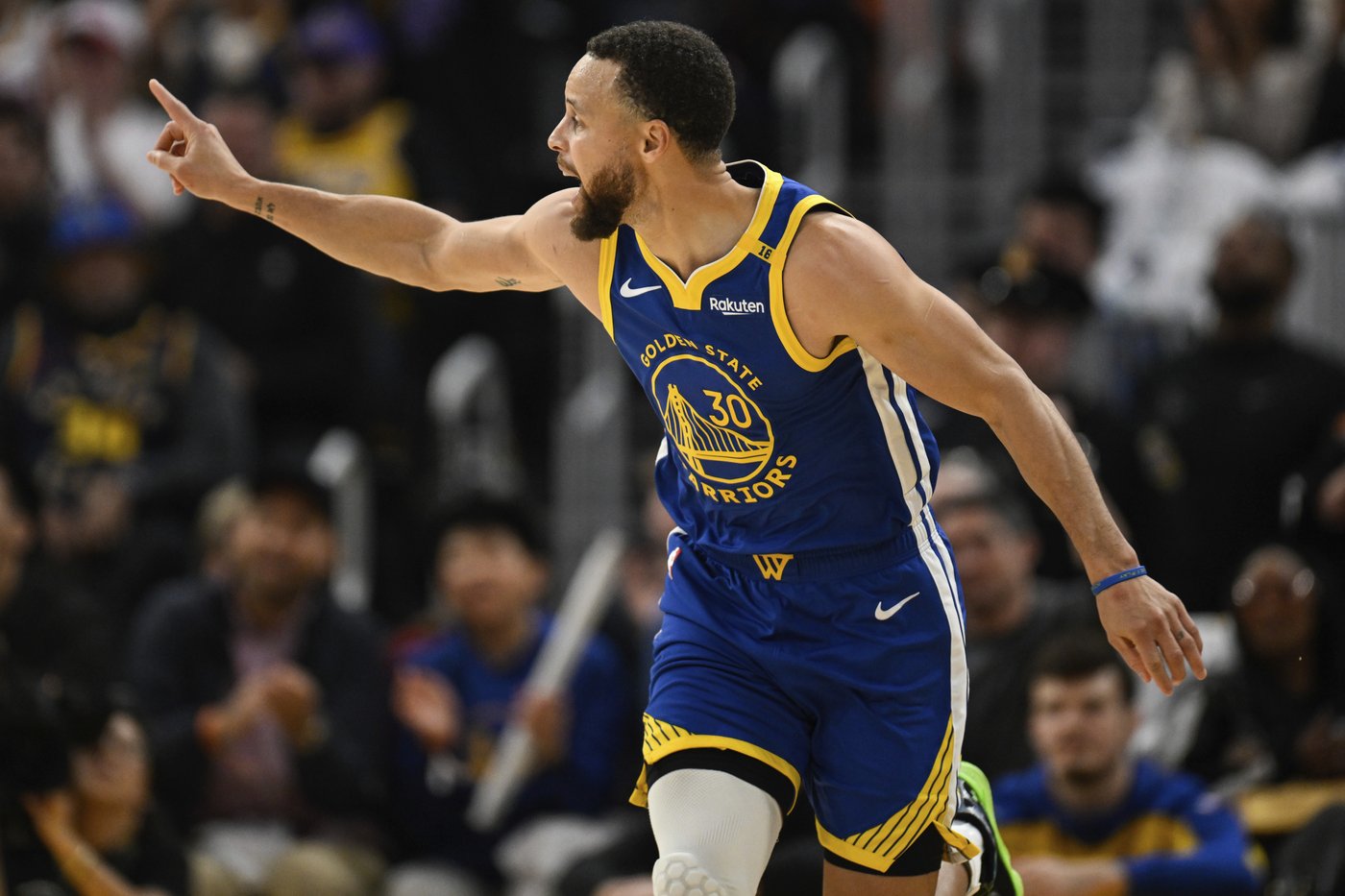 LeBron James scores 31 in record 19th Christmas Day game as Lakers hold off Curry, Warriors 115-113 | iNFOnews.ca