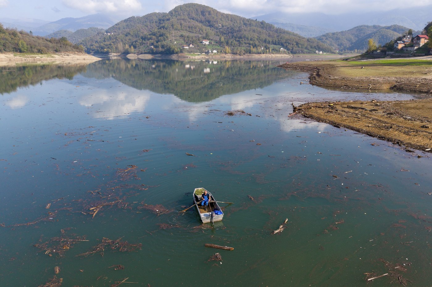 Residents and activists in central Bosnia clean up a lake after massive floods | iNFOnews.ca Residents and activists in central Bosnia clean up a lake after massive floods | iNFOnews.ca