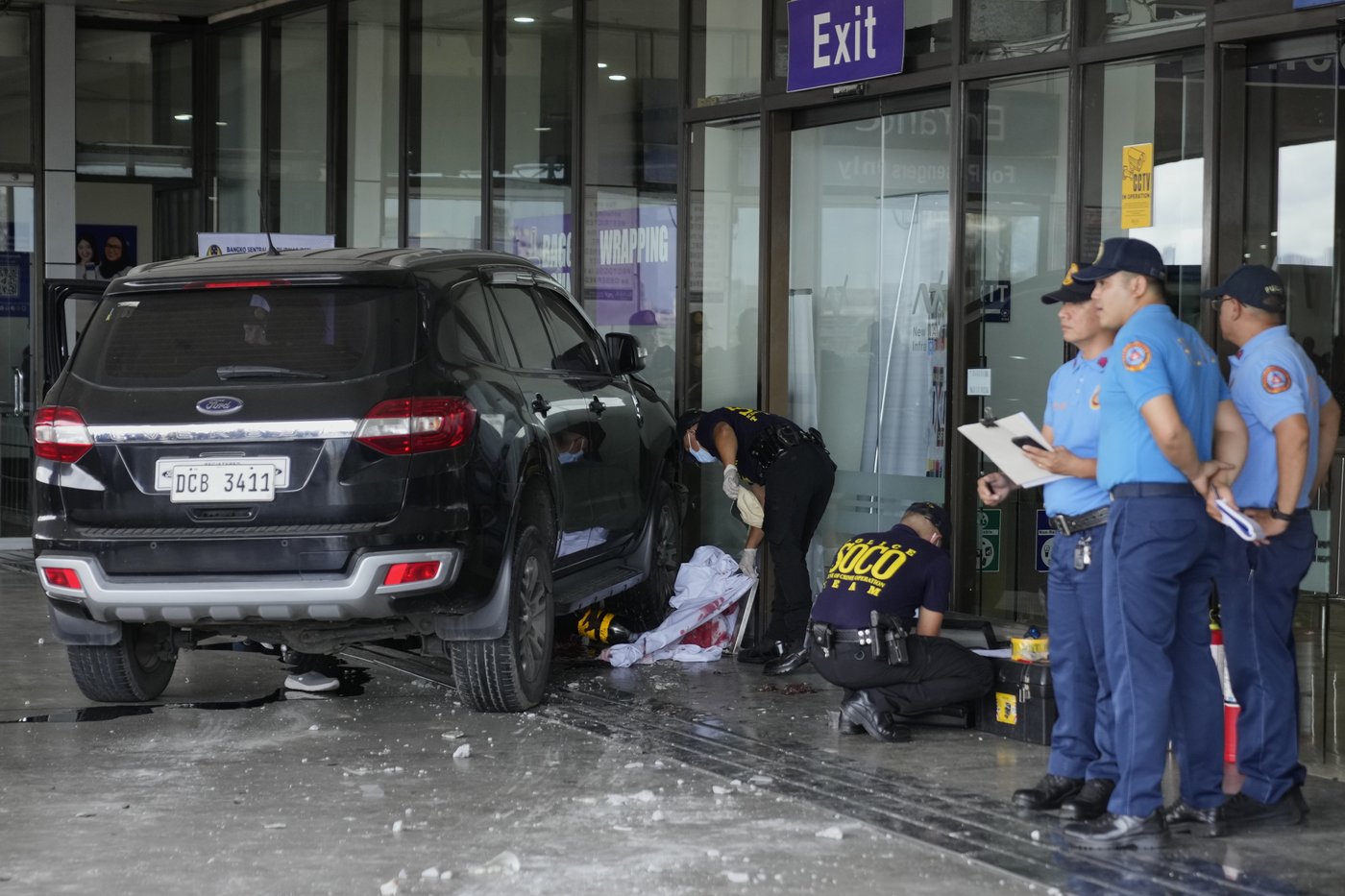 Vehicle crashes into entrance at Manila airport, killing 2 people including a young girl | iNFOnews.ca