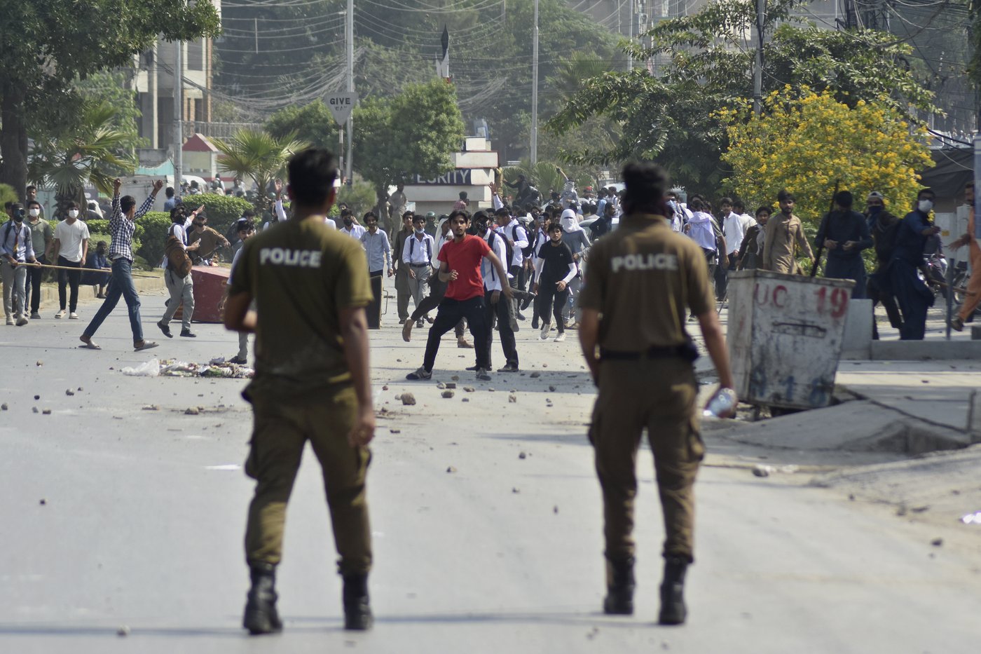 Pakistani police fire tear gas at protesting students as anger spreads over alleged on-campus rape | iNFOnews.ca