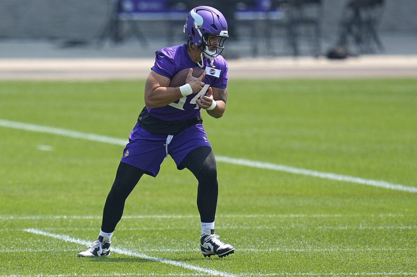 Vikings agree to 3-year contract with TE Josh Oliver, ease LT Christian Darrisaw back into practice | iNFOnews.ca