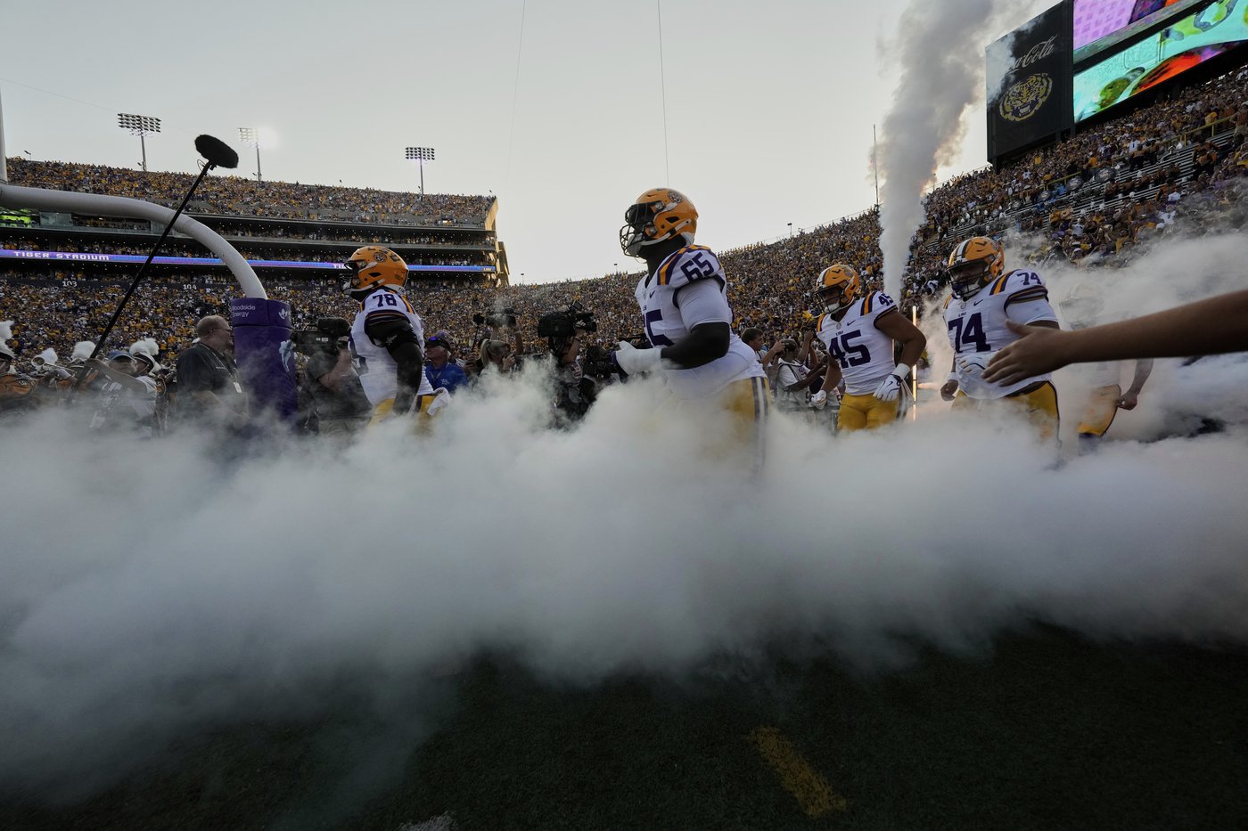 Florida assistant Jabbar Juluke suspended 3 games for his role in a pre-game scuffle at LSU | iNFOnews.ca Florida assistant Jabbar Juluke suspended 3 games for his role in a pre-game scuffle at LSU | iNFOnews.ca