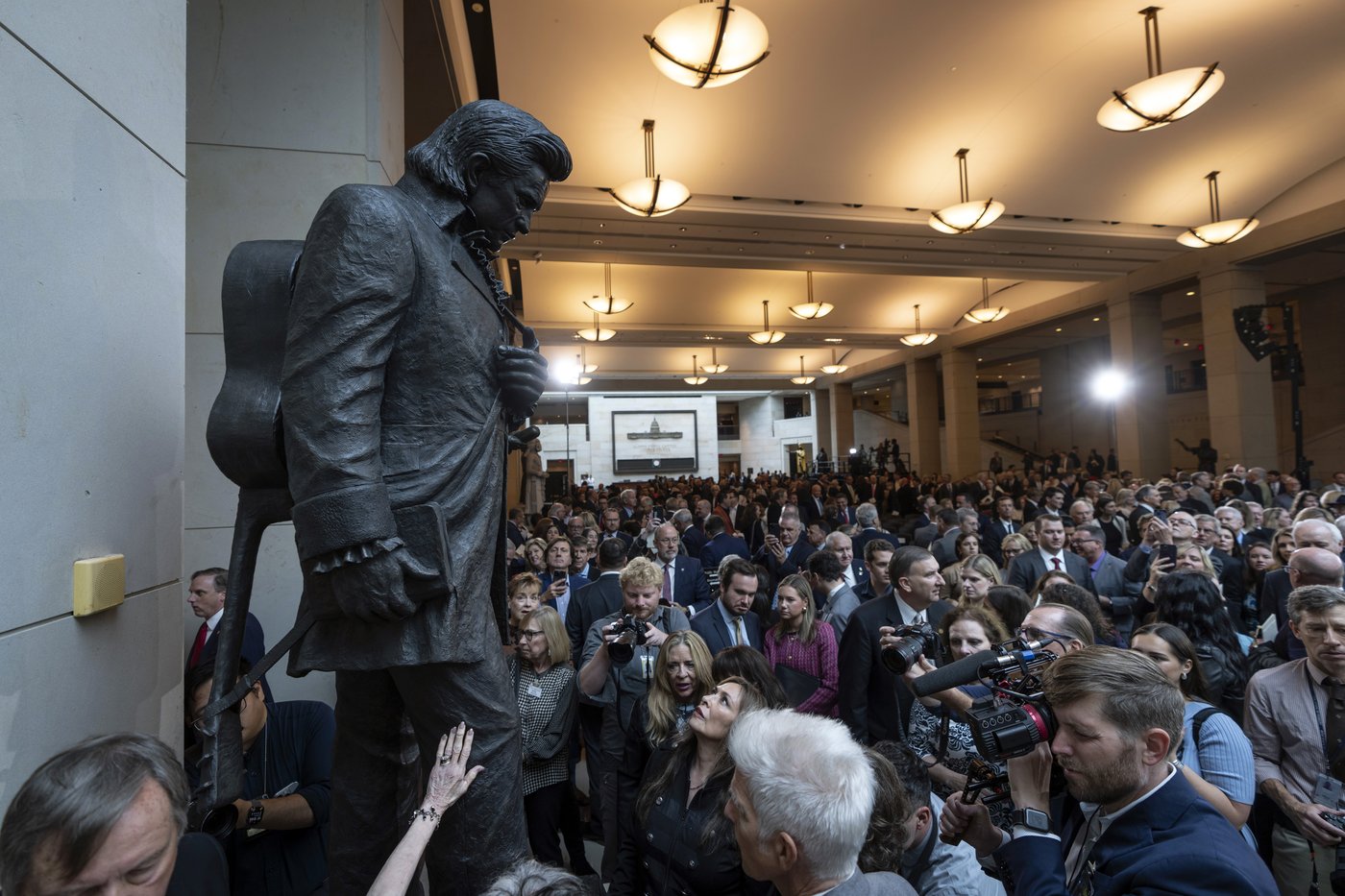 Hello, I'm Johnny Cash's statue: A monument to the singer is unveiled at the US Capitol | iNFOnews.ca Hello, I'm Johnny Cash's statue: A monument to the singer is unveiled at the US Capitol | iNFOnews.ca