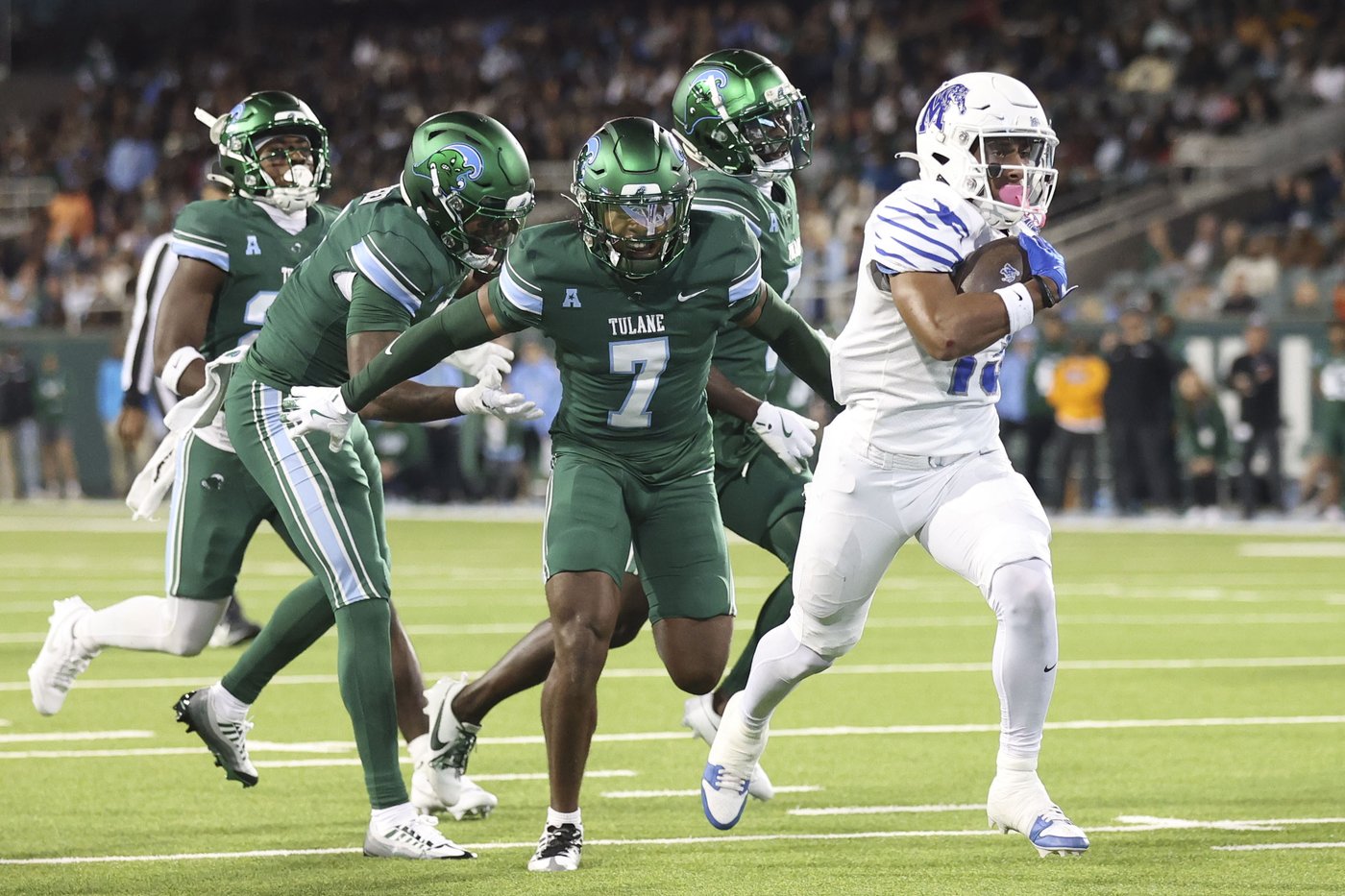 Desrosiers scores 3 TDs as Memphis tops No. 18 Tulane 34-24 to end the Green Wave's faint CFP hopes | iNFOnews.ca Desrosiers scores 3 TDs as Memphis tops No. 18 Tulane 34-24 to end the Green Wave's faint CFP hopes | iNFOnews.ca