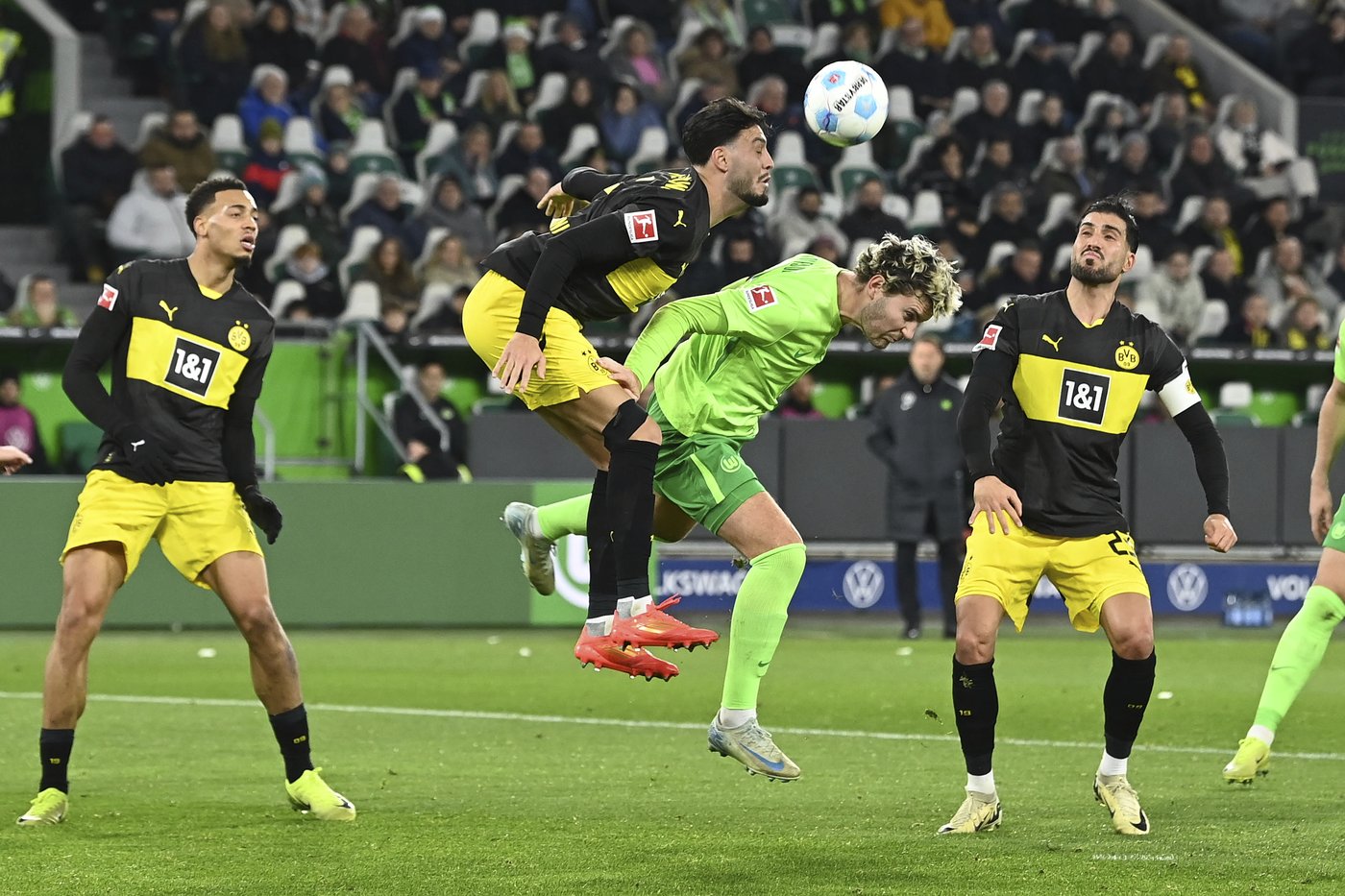 Dortmund holds on with 10 men for 1st away win in Bundesliga | iNFOnews.ca