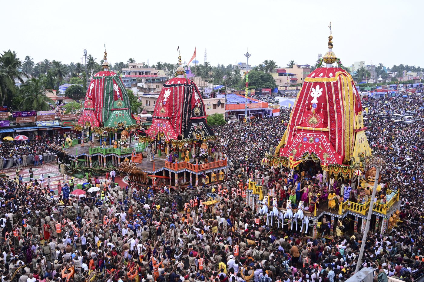 3 killed and a dozen others hospitalized after crowd surge at eastern India Hindu festival | iNFOnews.ca 3 killed and a dozen others hospitalized after crowd surge at eastern India Hindu festival | iNFOnews.ca