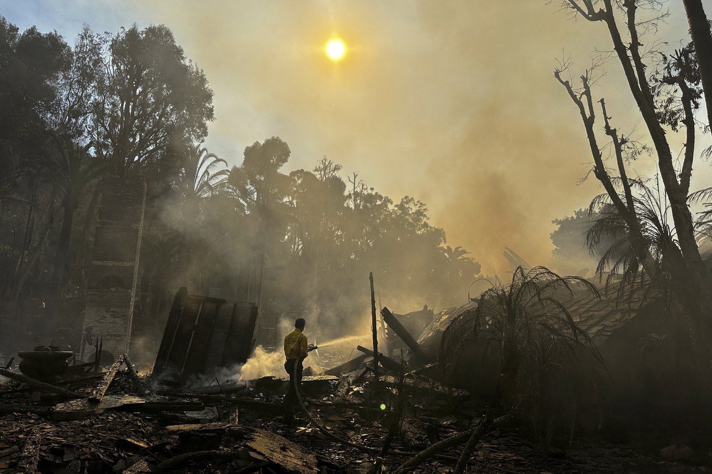 Celebrities and coastal residents flee from wind-driven wildfire in Malibu | iNFOnews.ca