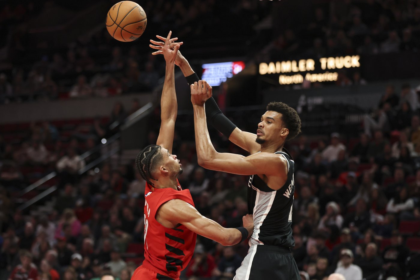 Wembanyama makes 2 free throws with 2.1 seconds left in Spurs' 118-116 win over Trail Blazers | iNFOnews.ca