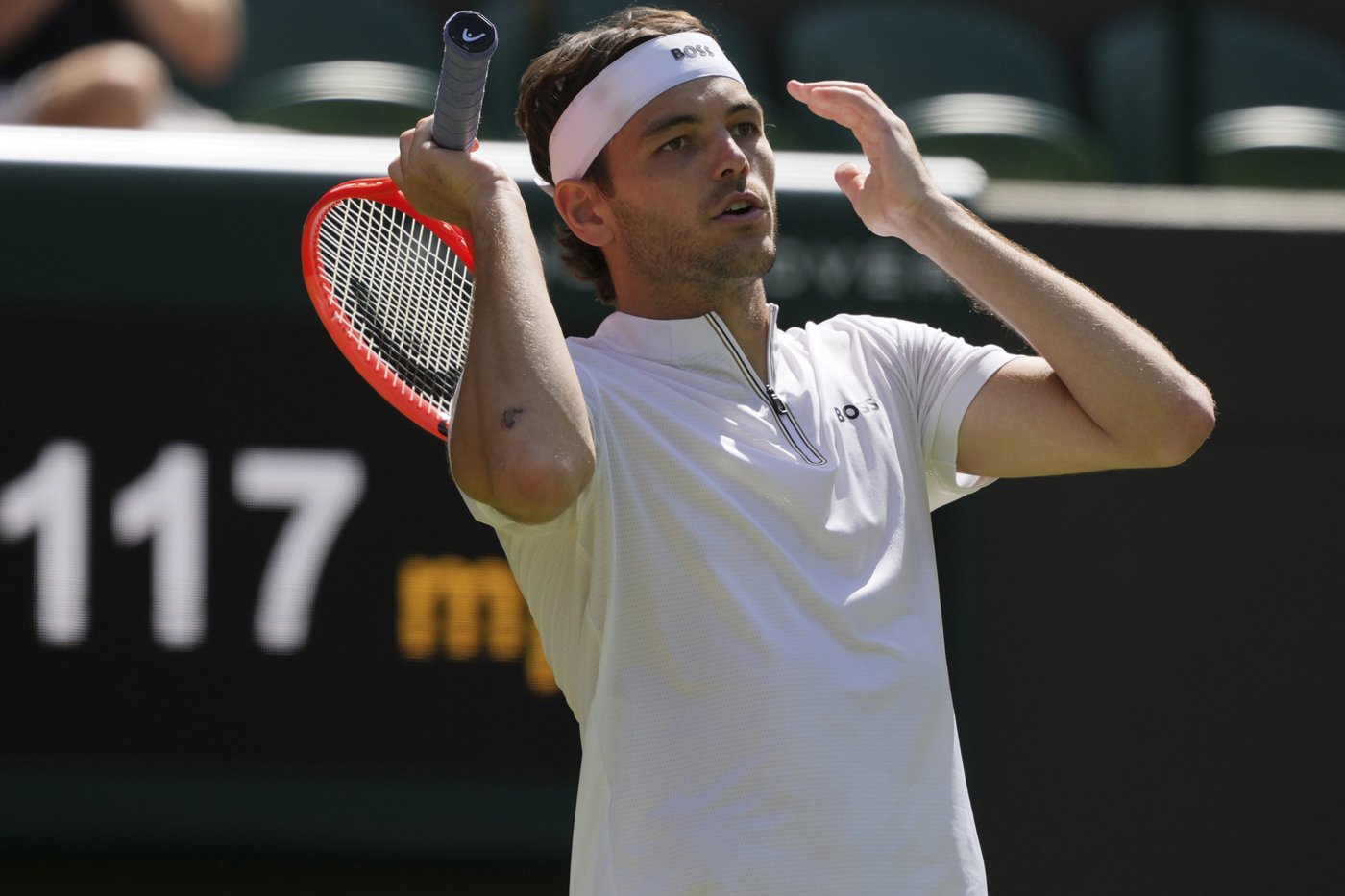 The electronic line-calling system malfunctions during a quarterfinal match at Wimbledon | iNFOnews.ca