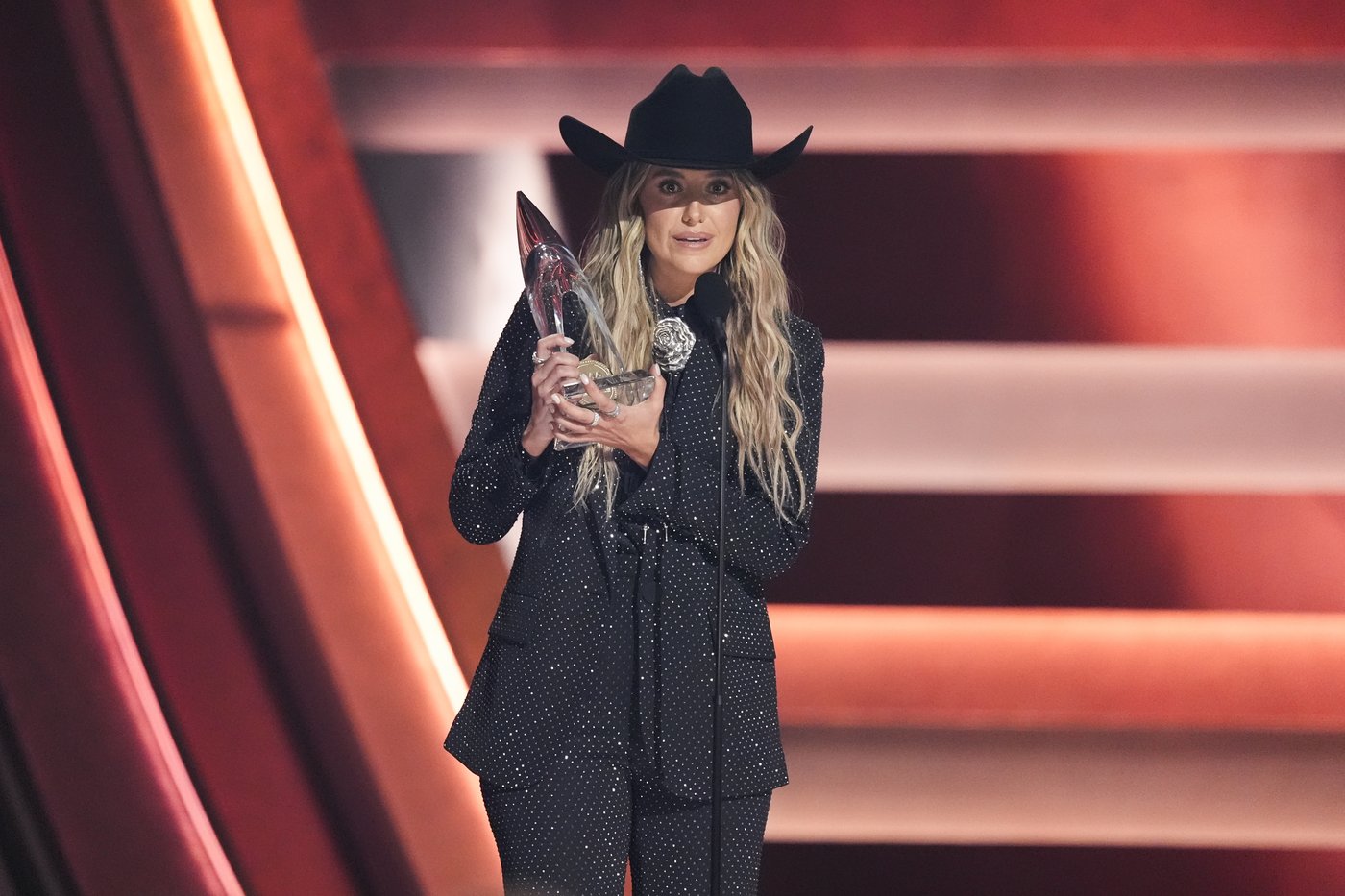 Chris Stapleton wins 4 CMA Awards, but Morgan Wallen gets entertainer of the year | iNFOnews.ca Chris Stapleton wins 4 CMA Awards, but Morgan Wallen gets entertainer of the year | iNFOnews.ca